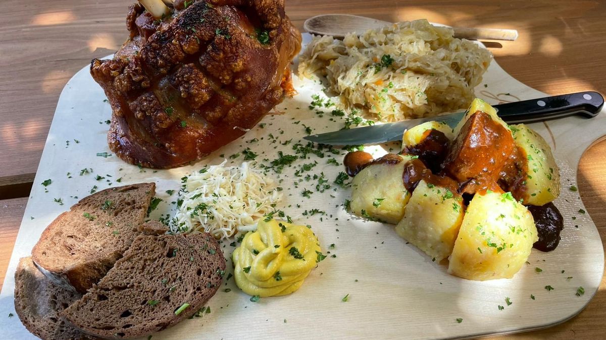 Schweinsstelze mit Honigkraut