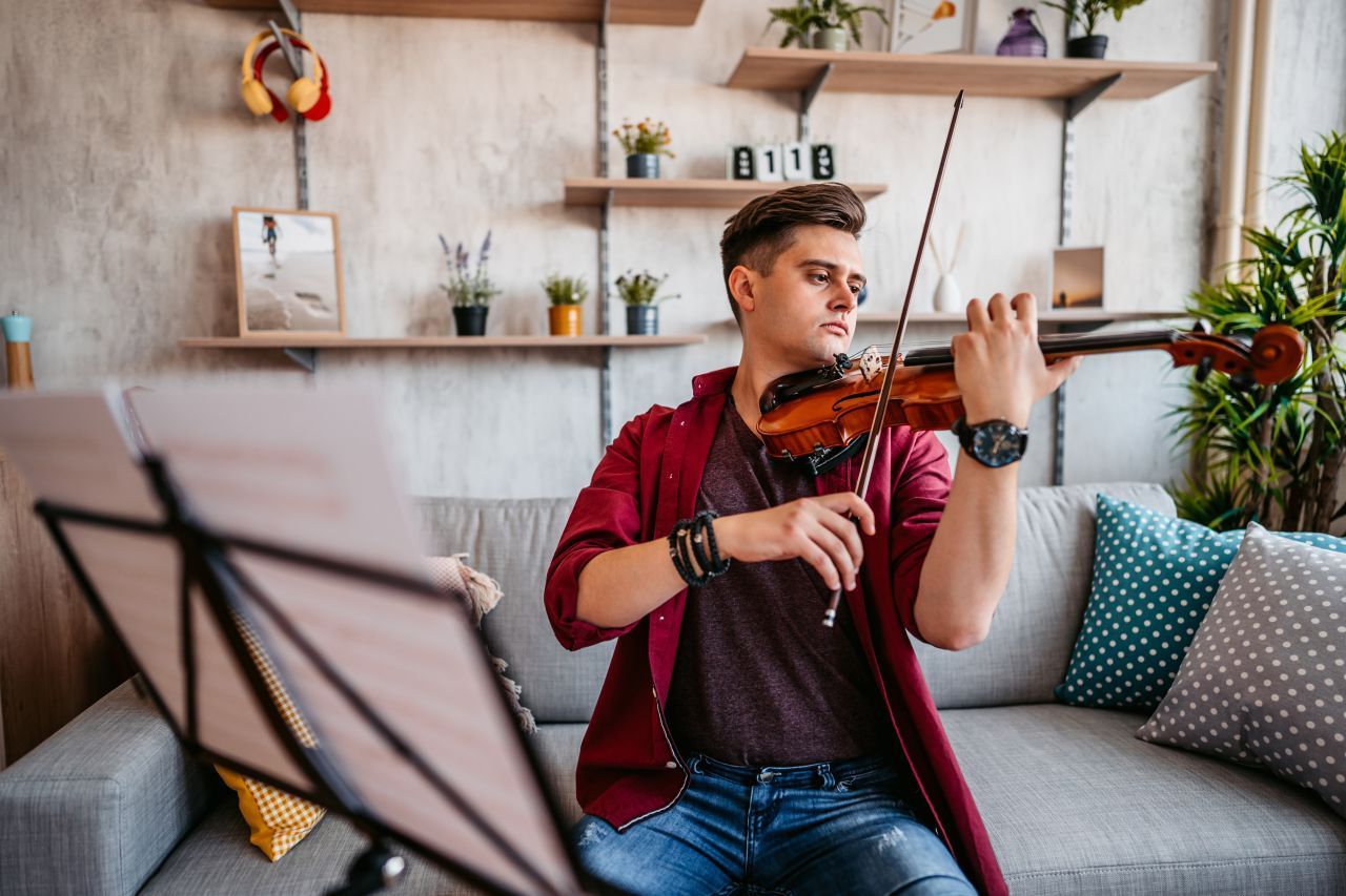 Geige für Anfänger? Davon raten manche ab. Das Wichtigste ist aber, dass dich das Instrument interessiert. Also trau dich ruhig!