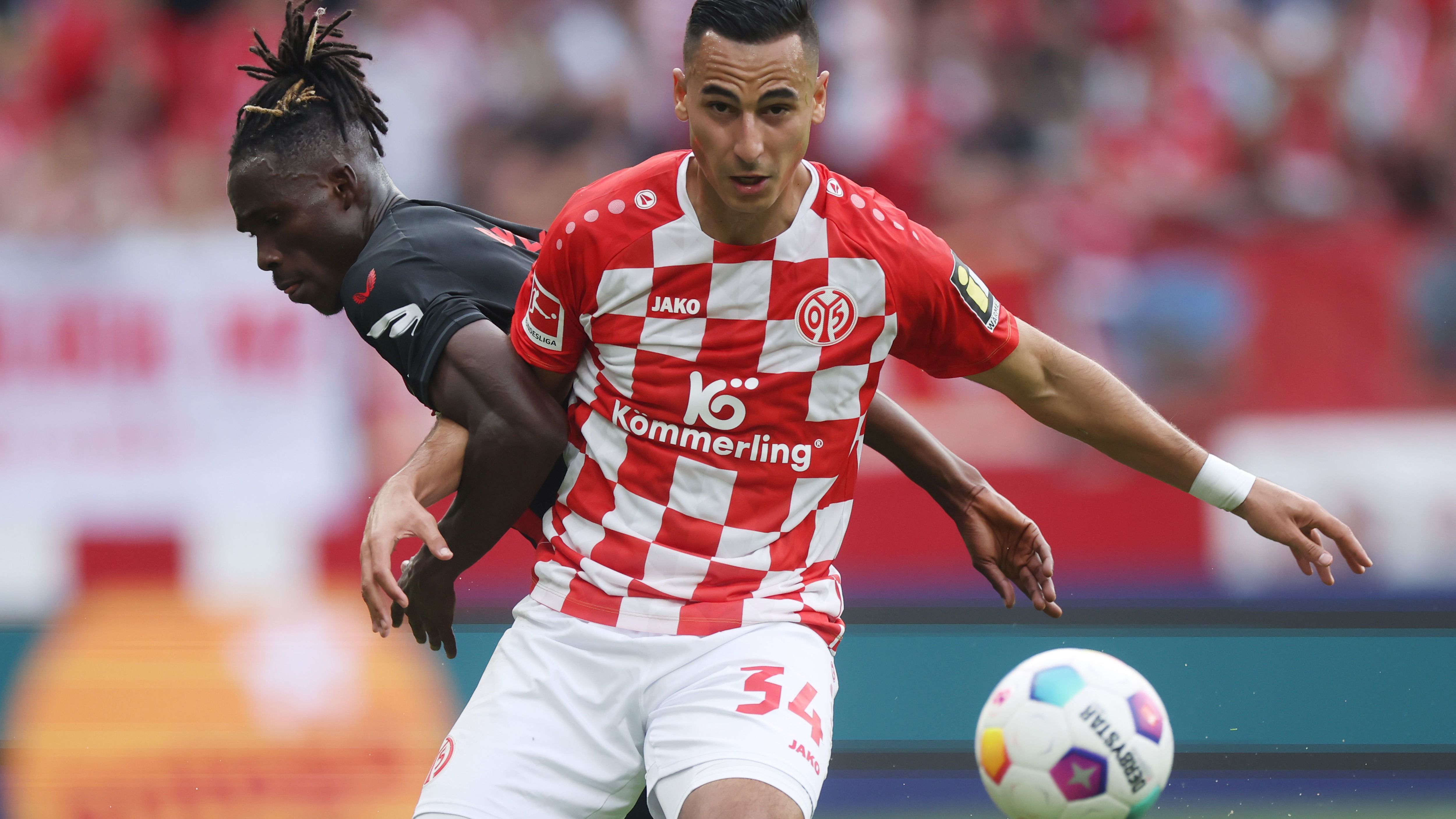 <strong>Flop: Anwar El Ghazi (1. FSV Mainz 05/mittlerweile vereinslos)</strong><br>Es war ein kurzes Vergnügen für Anwar El Ghazi beim 1. FSV Mainz 05. Erst Mitte September als vereinsloser Spieler verpflichtet, machte der Niederländer mit marokkanischen Wurzeln mehr mit seinen Posts zum Nahost-Konflikt als mit Toren auf dem Rasen auf sich aufmerksam. Nach einem Hin und Her provozierte er seinen Rauswurf geradezu.