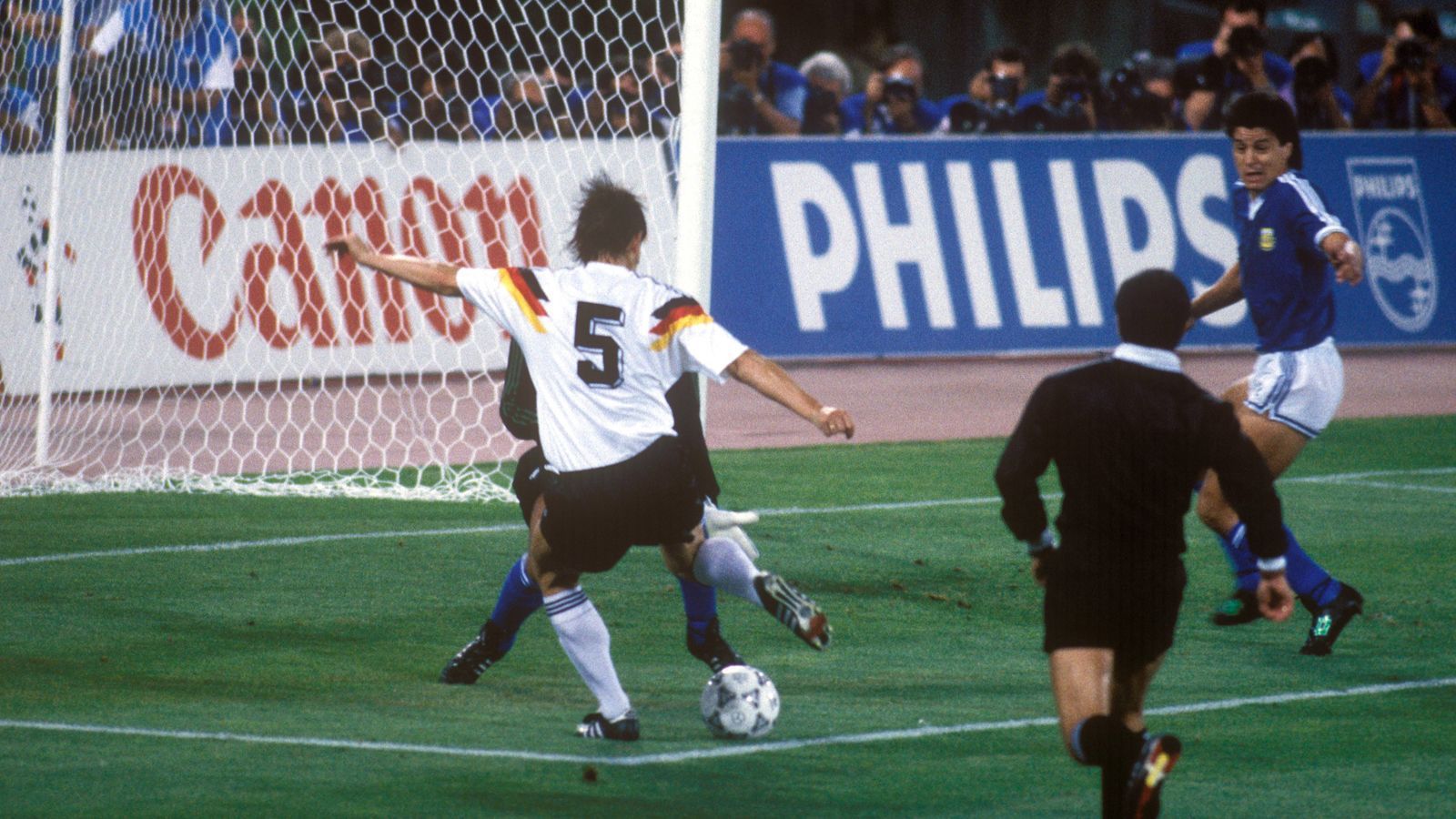 
                <strong>WM-Finale 1990: Argentinien - Deutschland</strong><br>
                Und so stand vor allem Sergio Goycochea im Blickpunkt. Der Torhüter hatte sich im Verlauf des Turniers den Ruf eines Elfmeterkillers erarbeitet und die Argentinier mit seinen Paraden ins Finale gebracht. Glück hatte er aber bei einem Foul an Klaus Augenthaler...
              