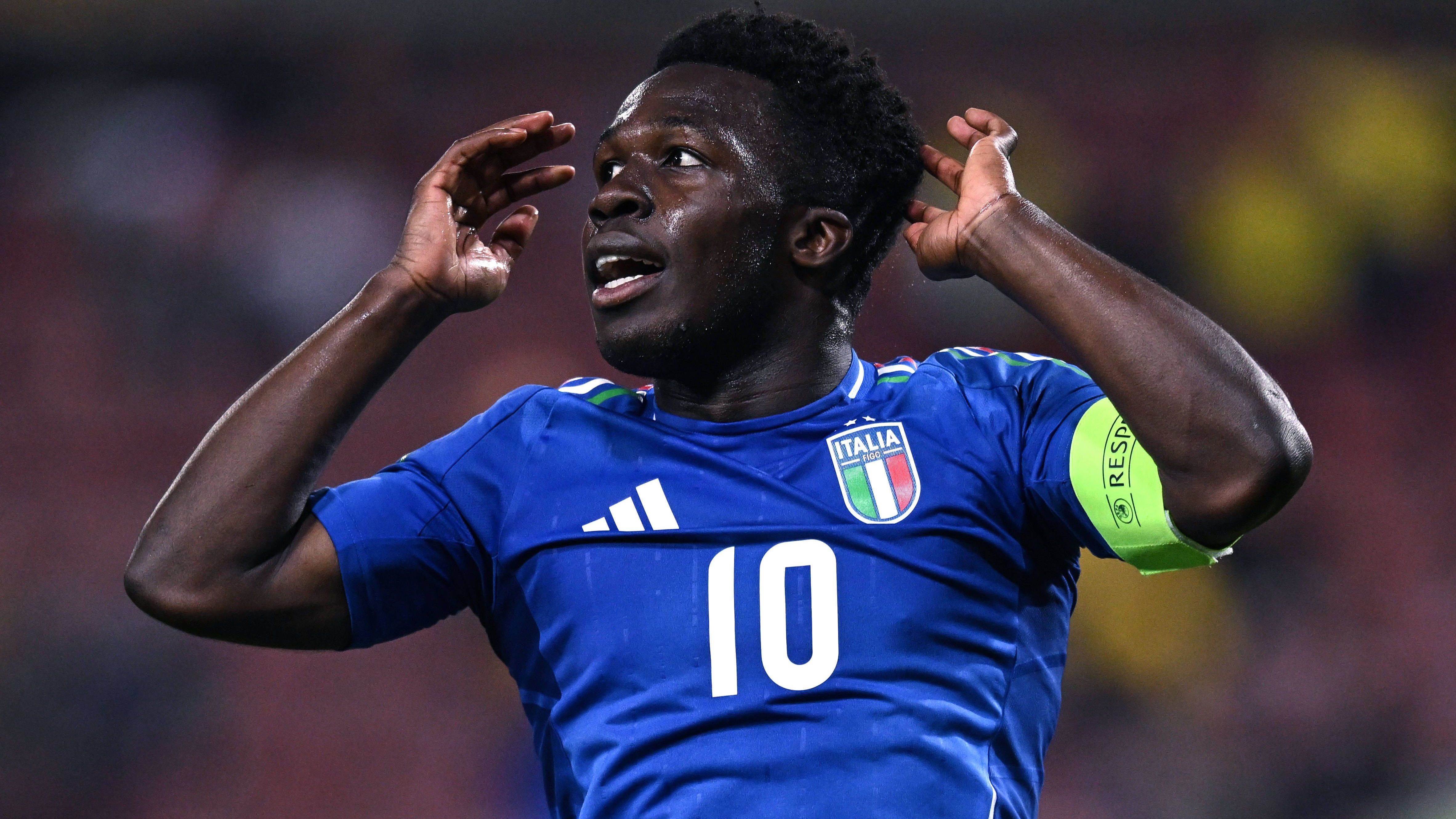 <strong>Wilfried Gnonto (Italien)</strong><br>Der fünfmalige U21-Europameister Italien setzt bei der Endrunde unter anderem auf Star Wilfried Gnonto von Premier-League-Rückkehrer Leeds. Der 21-jährige mit ivorischen Wurzeln war zuletzt mit neun Toren und sechs Vorlagen in der Championship ein wichtiger Faktor im Team des deutschen Coach Daniel Farke. Auch in Italiens U21 soll er nun für die großen Momente sorgen, zumal er mit 13 A-Länderspielen schon einiges an Erfahrung auf noch höherem Niveau mitbringt.