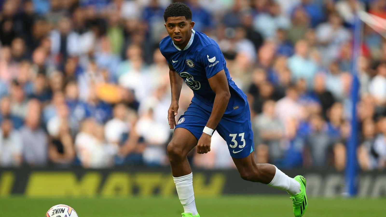 
                <strong>Wesley Fofana (FC Chelsea)</strong><br>
                Für den Innenverteidiger Wesley Fofana legte der FC Chelsea zuletzt aber mal so richtig viel Kohle hin. Über 80 Millionen Euro sollen die Londoner für den Franzosen an Leicester City überwiesen haben. Damit war der 21-Jährige in der Sommertransfer-Periode hinter ManUnited-Star Antony (95 Millionen Euro Ablöse) der teuerste Neuzugang in der Premier League. Bislang spielte der in Marseille geborene Franzose mit ivorischen Wurzeln fünf Mal für die U21-Nationalmannschaft. Durch einen Wadenbeinbruch, der Fofana 2021 lange außer Gefecht setzte, kam er zu keiner höheren Einsatzzahl für die französischen U21-Junioren. 
              