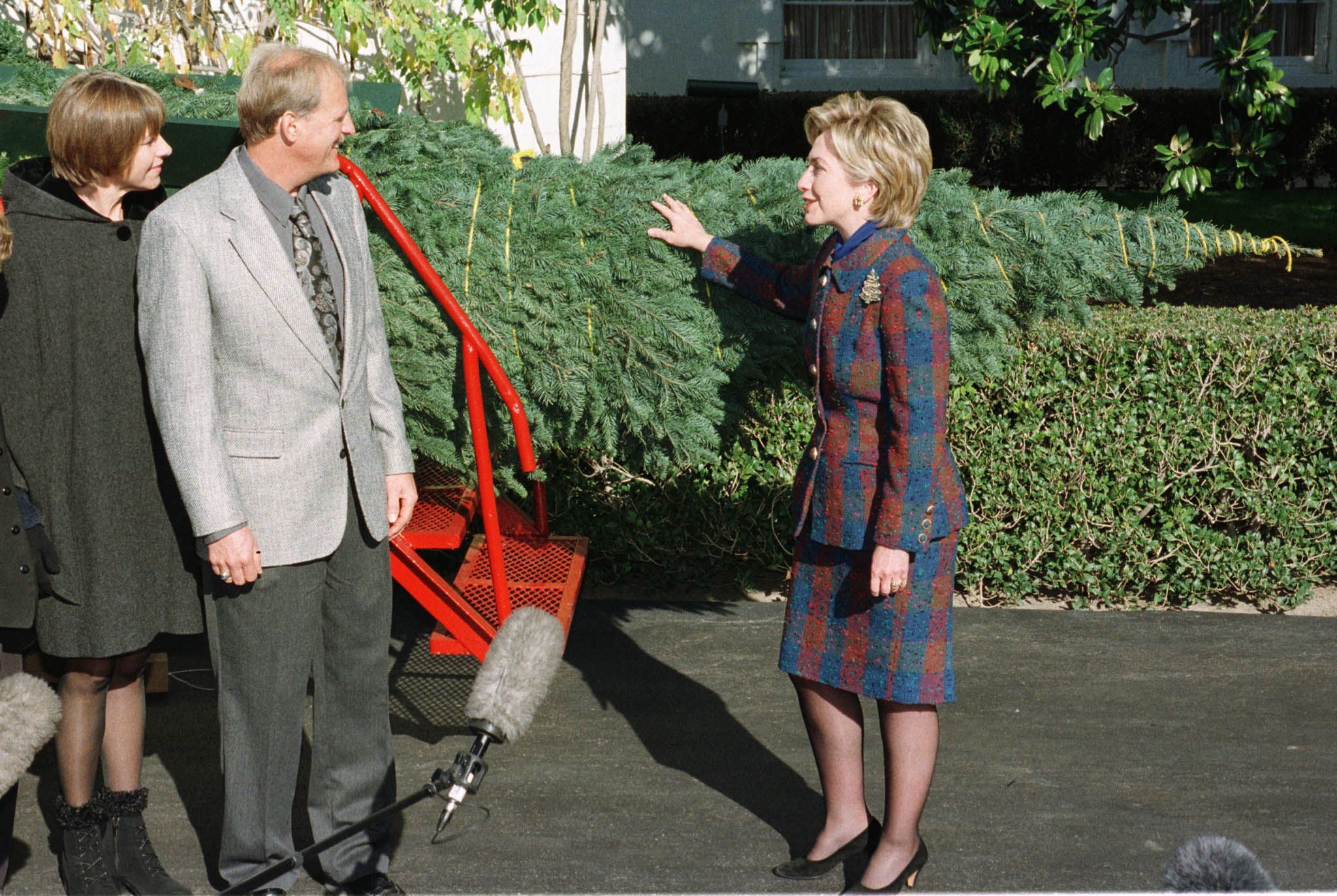 1999: Traditionell wird auch immer die Ankunft des offiziellen Weihnachtsbaums für das Weiße Haus von der Presse verfolgt - 1999 nahm Hillary Clinton den Baum im karierten Kostüm in Empfang.