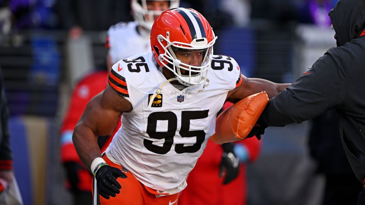 NFL, American Football Herren, USA Cleveland Browns at Baltimore Ravens Jan 4, 2025; Baltimore, Maryland, USA; Cleveland Browns defensive end Myles Garrett (95) warms up before the game against Bal...