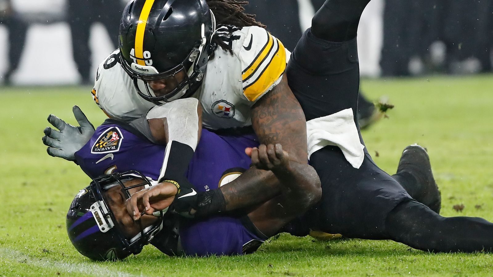 
                <strong>Pittsburgh Steelers: Bud Dupree (Defense)</strong><br>
                Die Steelers Defense lebt von ihrem gefährlichen Pass Rush. Dabei war nicht die sensationelle Entwicklung von T.J. Watt die Überraschung der vergangenen Saison, viel mehr feierte Bud Dupree nach vier Jahren in der NFL seinen Durchbruch. Mit Dupree und Watt erzeugten die Steelers von beiden Seiten der Defensive Line konstant Druck. Dupree muss diese Leistungen bestätigen, damit der Pass Rush weiterhin einer der besten der gesamten Liga bleibt.
              