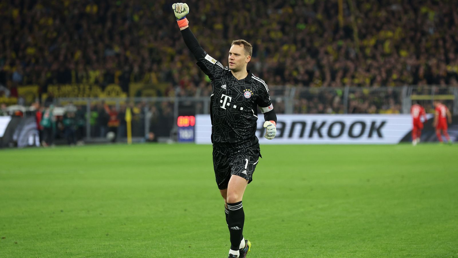 
                <strong>Manuel Neuer</strong><br>
                Ist wach, als Guerreiro nach einer halben Stunde den ersten echten Torschuss des Spiels auf ihn abfeuert. Ist beim Gegentreffer machtlos, bleibt trotz der Süd in seinem Rücken cool. ran-Note: 2
              