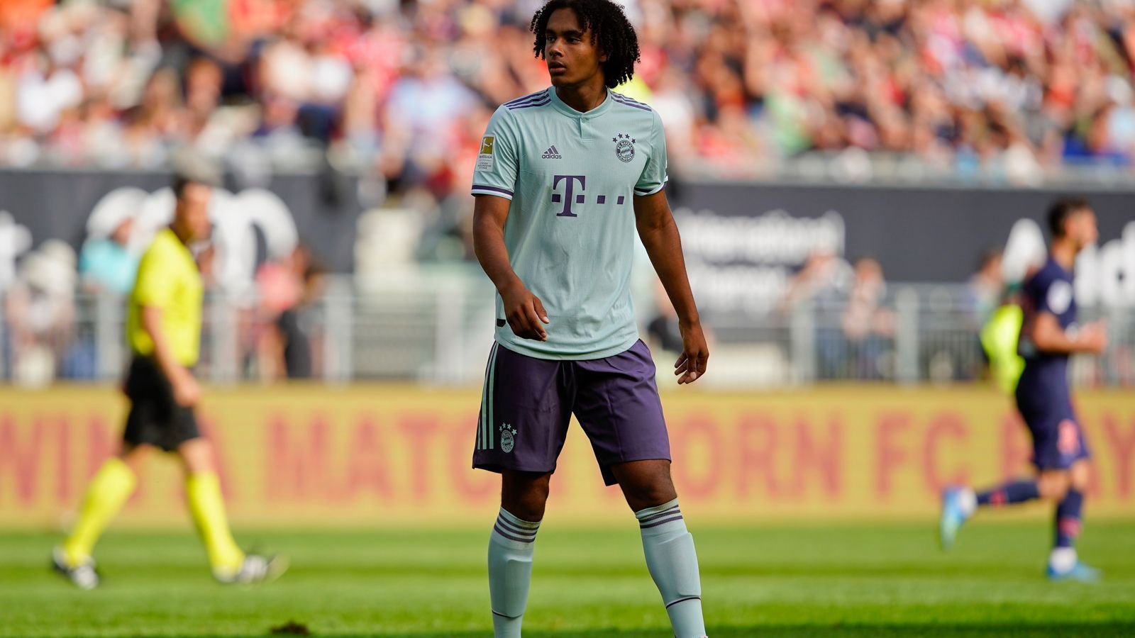 
                <strong>Joshua Zirkzee</strong><br>
                Auch Joshua Zirkzee weiß bereits, wie es sich anfühlt, bei den Profis zu spielen. Im International Champions Cup traf er gegen PSG, ansonsten spielt der Stürmer in der A-Junioren-Bundesliga und trifft dort wie am Fließband: In der aktuellen schoss er bereits neun Tore in zehn Spielen. Ob er der Nachfolger von Robert Lewandowski wird?
              