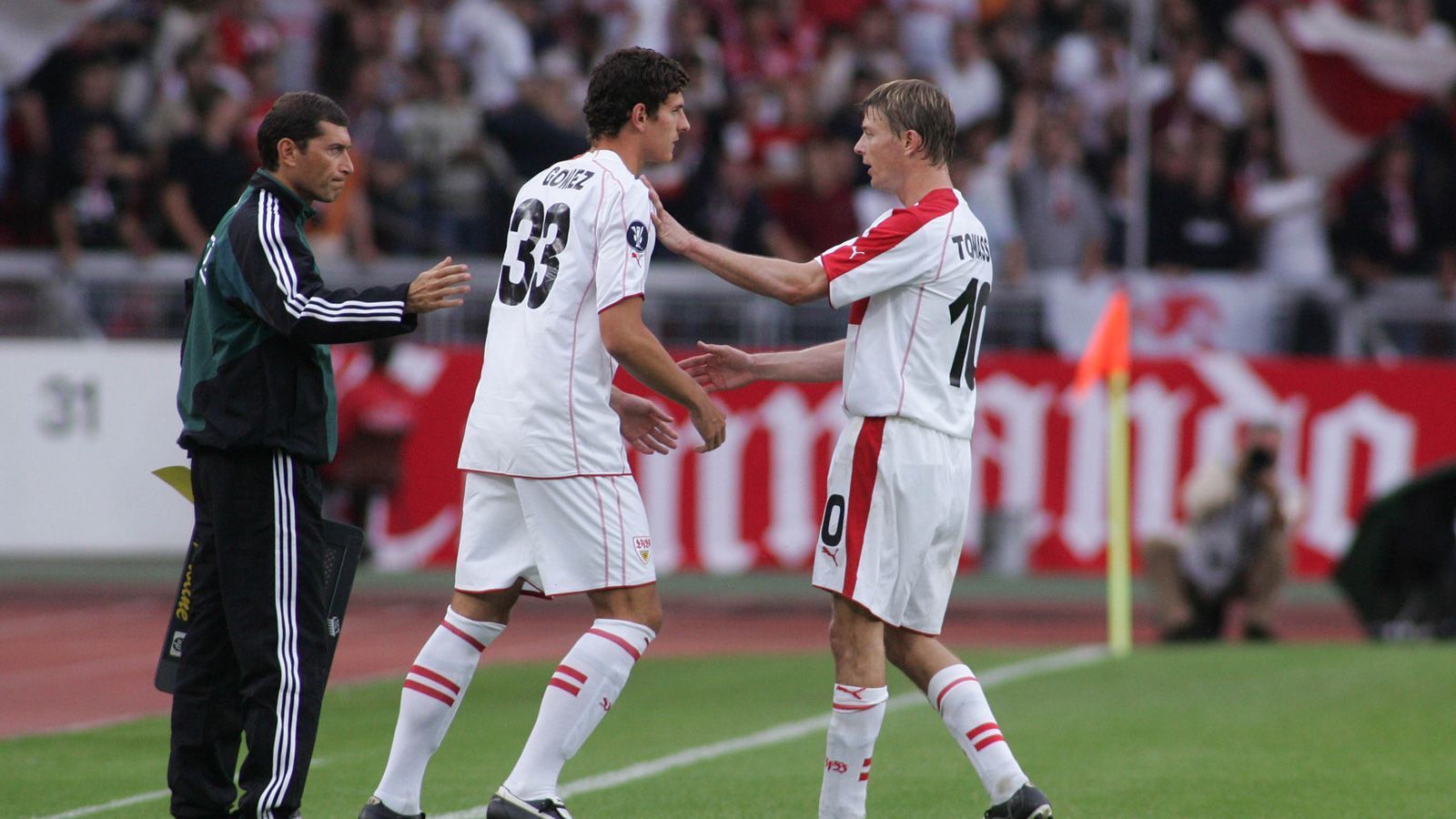 
                <strong>Debüt gegen Hamburger SV </strong><br>
                Mario Gomez feierte sein Bundesligadebüt in Stuttgart bei einer 1:2-Niederlage gegen den Hamburger SV am 8. Mai 2004. Sein erstes Tor bejubelte der damalige Shooting-Star vier Monate später beim 2:1-Sieg in Mainz, doch der Stürmer spielte nur sporadisch für die erste Mannschaft und kam überwiegend für die zweite Garde zum Einsatz. In seiner ersten richtigen Bundesliga-Spielzeit, 2005/06, stand Gomez bei 30 VfB-Spielen auf dem Platz und traf dabei sechs Mal ins gegnerische Tor.
              