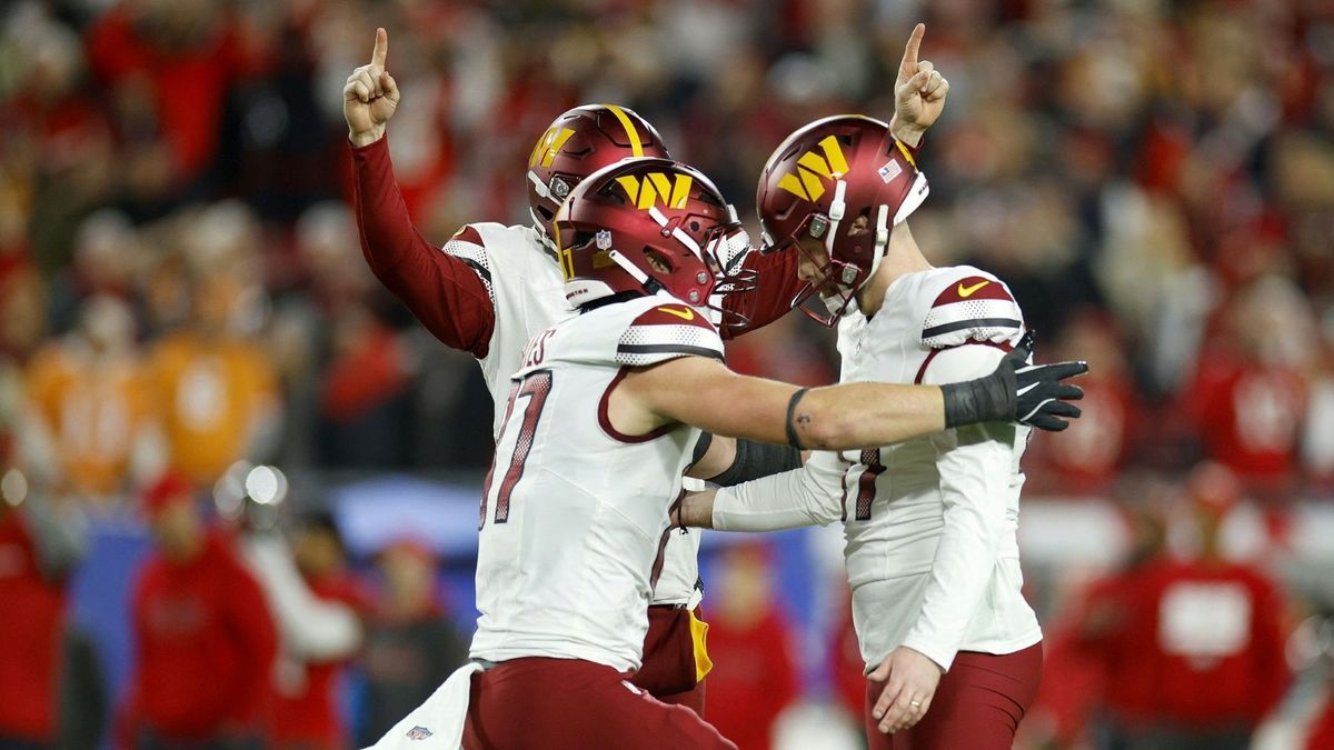 Commanders feiern Kicker Zane Gonzalez (r.)