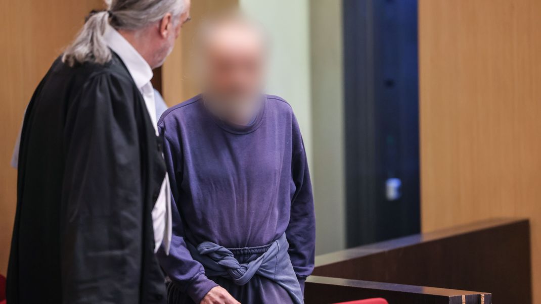 Ein 57-jähriger Mann wurde in Düsseldorf nach Angriffen auf Einsatzkräfte zu einer lebenslangen Gefängnisstrafe verurteilt.