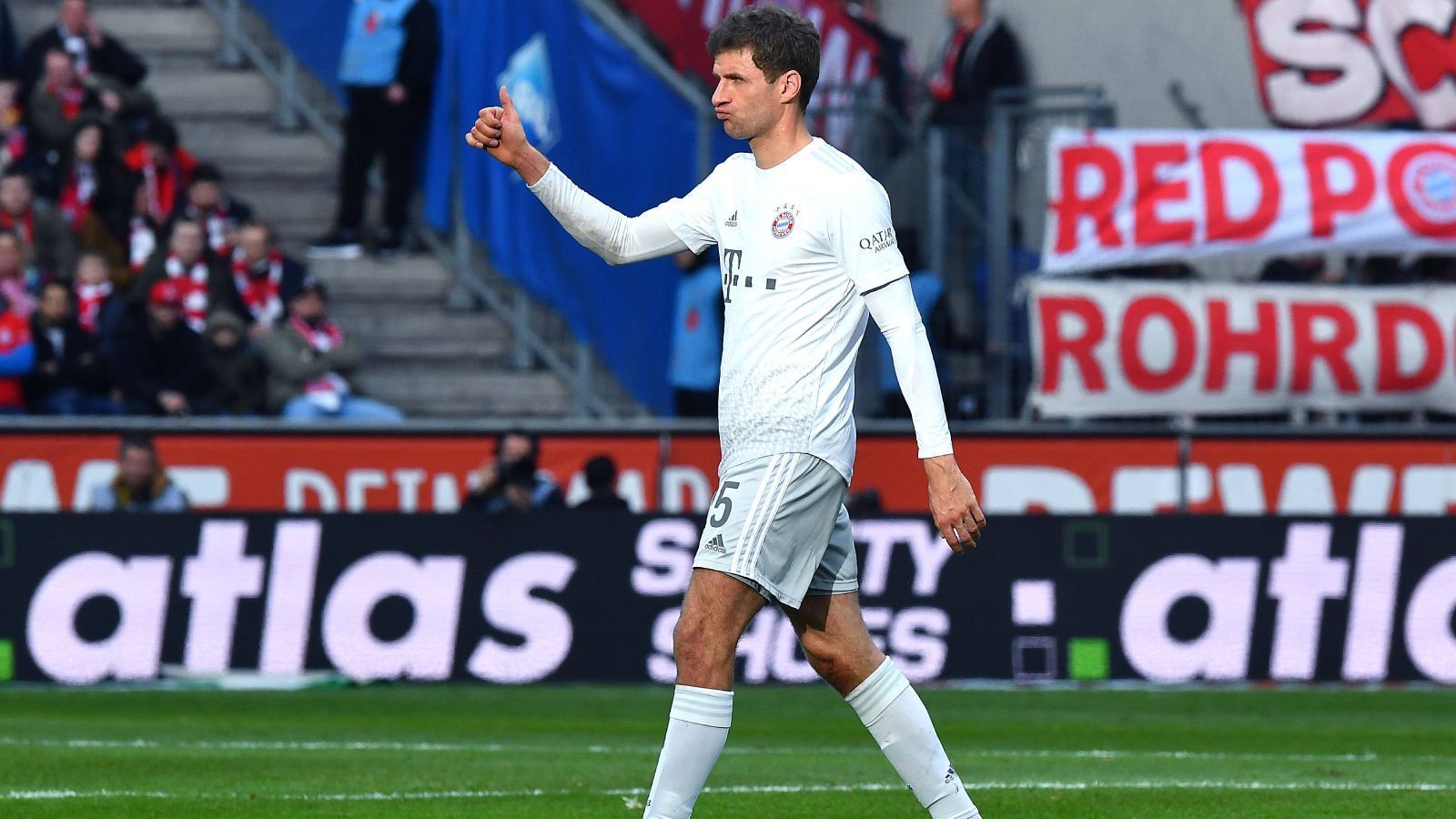 
                <strong>Thomas Müller stellt Vorlagen-Rekord ein</strong><br>
                Thomas Müller hatte in Köln doppelt Grund zur Freude. Der Weltmeister von 2014 stellte seinen eigenen Rekord mit den meisten Vorlagen nach 22 Spieltagen ein. 14 Assists zu diesem Zeitpunkt gelangen Müller auch in der Saison 2017/18.
              