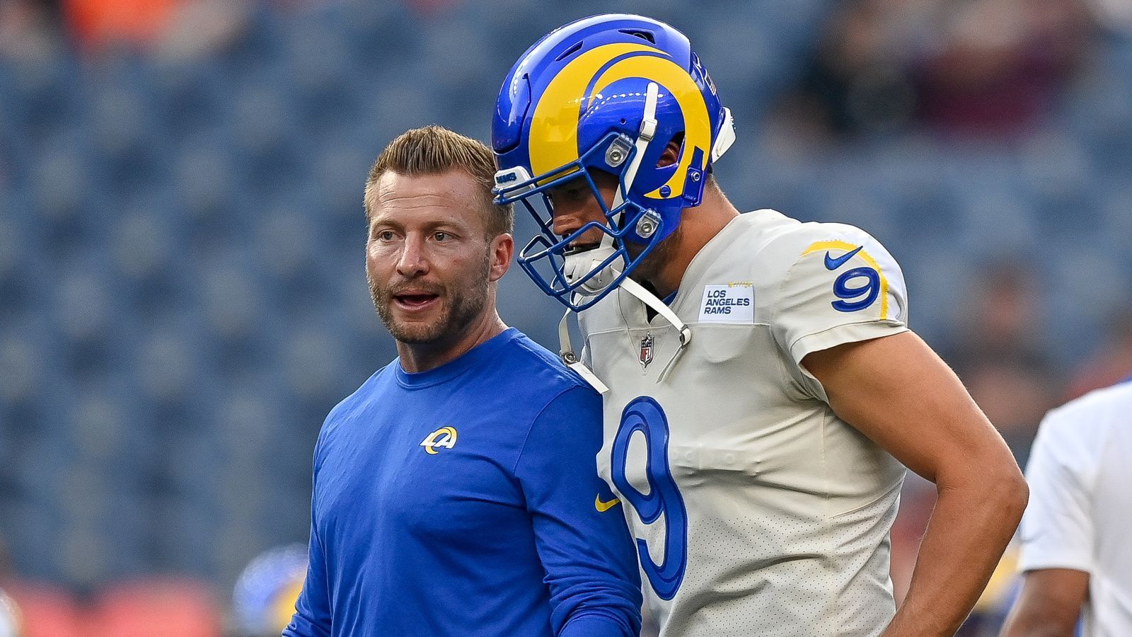 
                <strong>Los Angeles Rams - Kann es Matthew Stafford endlich allen zeigen? </strong><br>
                Jahrelang zeigte Matthew Stafford bei den Detroit Lions absolut solide Leistungen und blieb, aufgrund der Natur der Lions-Franchise, etwas unter dem Radar. Stafford ist ein Top-Quarterback, der einfach nicht in der richtigen Situation war, um sich auf der großen Bühne zu zeigen. Im schillernden Los Angeles bei den Rams, die einen konkurrenzfähigen Kader beisammen haben, kann er nun um die Playoffs mitspielen und ein starbesetztes Team anführen. Zeigt er jetzt auch dem letzten NFL-Fan, was in ihm steckt? 
              