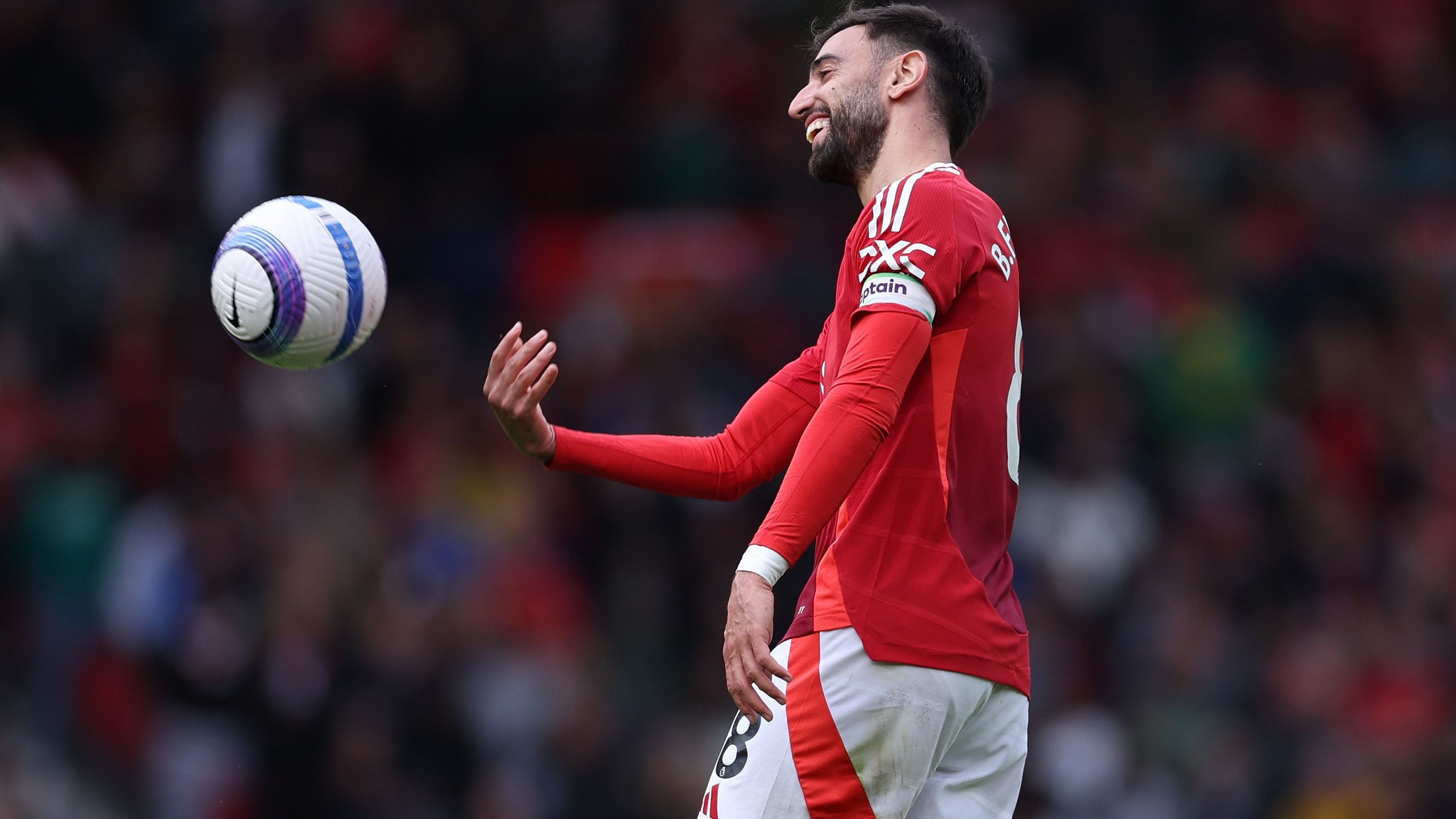 <strong>Bruno Fernandes (Manchester United)</strong><br>Dem Bericht zufolge setzten die Araber dem 30-Jährigen eine Deadline von 72 Stunden, um das Angebot anzunehmen. Es werde Ende dieser Woche ablaufen. ManUnited, das in der abgelaufenen Saison nur 15. in der Premier League wurde, sei wohl bereit, den offensiven Mittelfeldspieler zu den genannten Konditionen abzugeben.