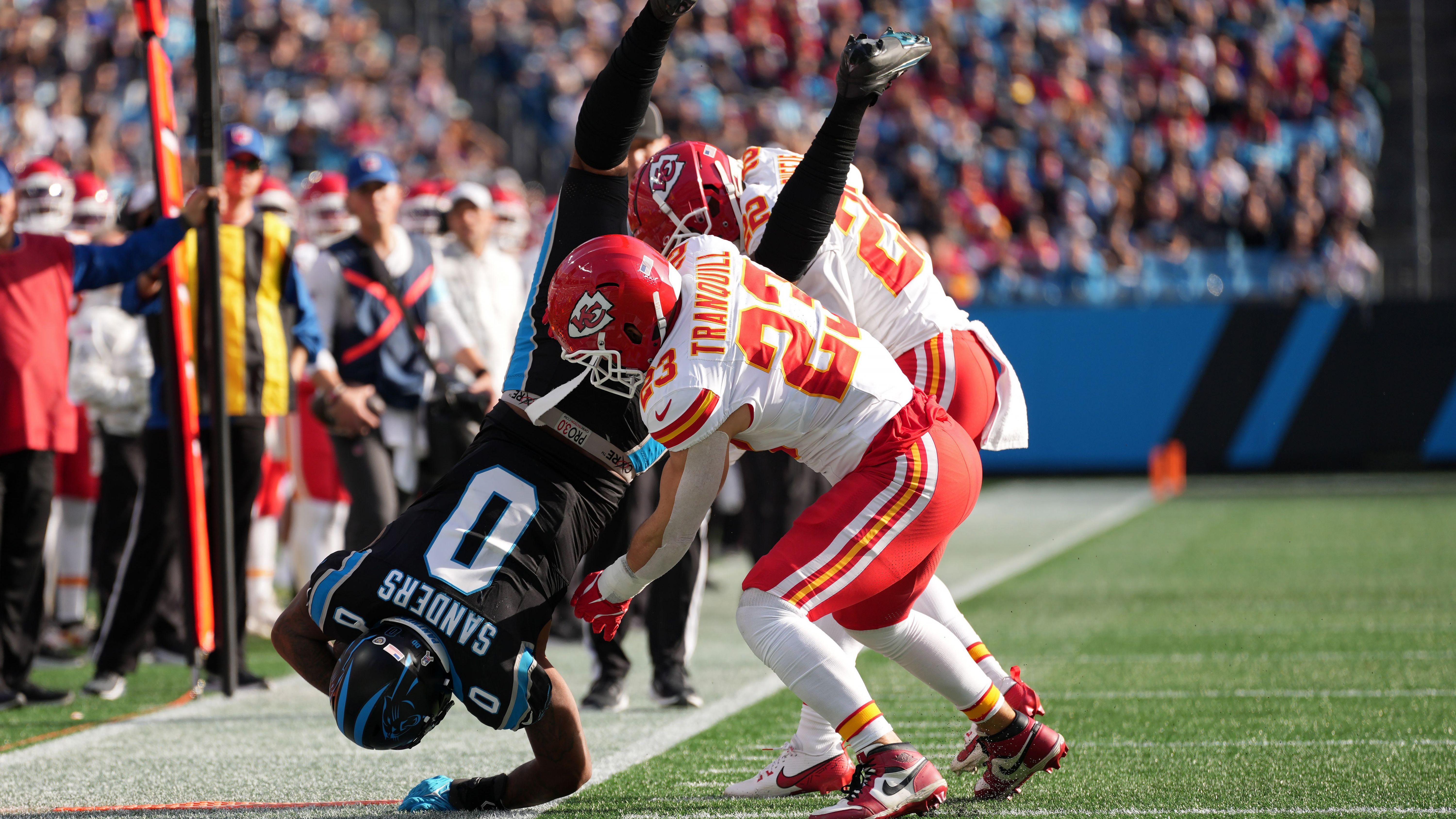 <strong>Ja'Tavion Sanders (Carolina Panthers)</strong><br>Glück im Unglück bei den Carolina Panthers. Nachdem Tight End Ja'Tavion Sanders in Hälfte eins nach einem Hit auf dem Kopf landete, wurde er postwendend ins Krankenhaus eingeliefert. Coach Dave Canales beruhigte die Gemüter infolge der Overtime-Niederlage gegen die Chiefs jedoch - Sanders habe sich eine Gehirnerschütterung und eine Nackenverletzung zugezogen, wurde aber bereits aus der Klinik entlassen.