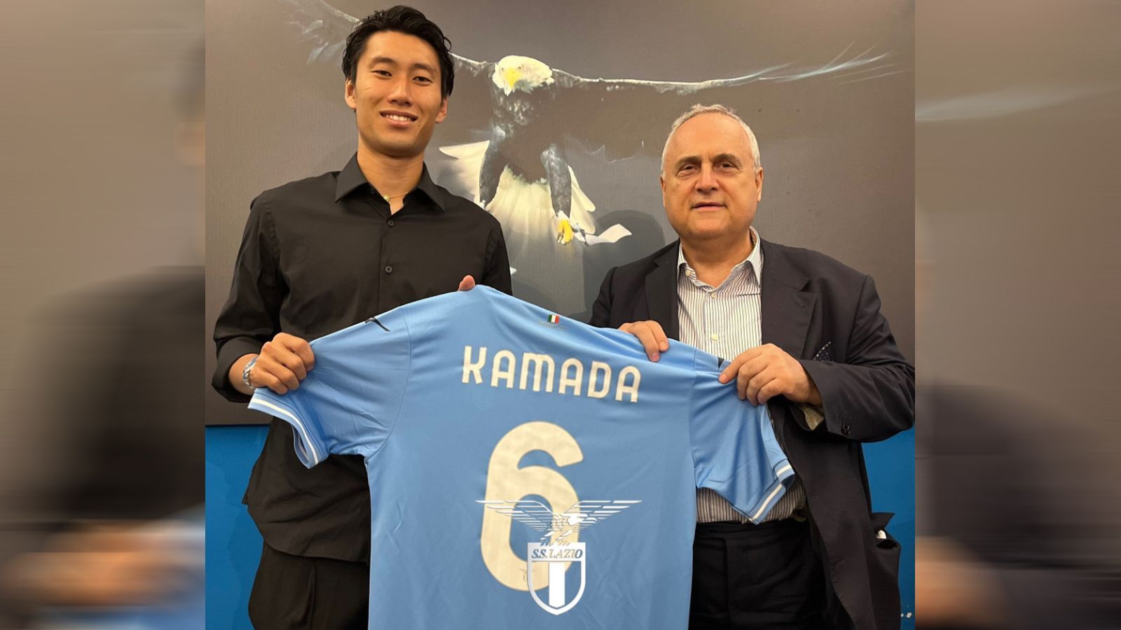 <strong>Daichi Kamada (Lazio Rom)</strong><br>Nachdem Daichi Kamadas Vertrag Ende Juni 2023 bei Eintracht Frankfurt auslief, hat der Japaner nun einen neuen Klub gefunden. Der Offensivspieler schließt sich Lazio Rom an, wo er künftig mit der Rückennummer 6 auflaufen wird. Zuvor wurde Kamada auch schon mit einem möglichen Wechsel zum AC Mailand in Verbindung gebracht, nun geht es für den 26-Jährigen stattdessen in die italienische Hauptstadt Rom.