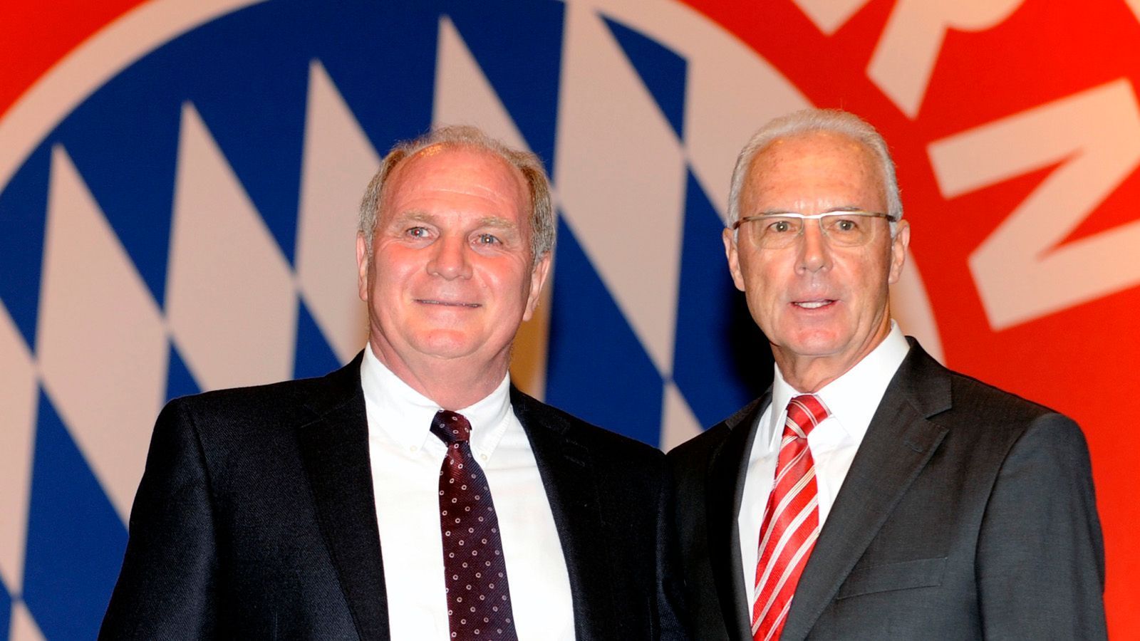 
                <strong>Vom Manager zum Präsidenten: Hoeneß beerbt "Kaiser Franz" </strong><br>
                Nach 30 Jahren als Bayern-Manager wird Uli Hoeneß 2009 zum Präsidenten des FC Bayern München gewählt und beerbt damit Franz Beckenbauer, der zum Ehren-Präsidenten der Münchner ernannt wird. Ein Jahr später übernimmt er auch den Posten des Aufsichtsratsvorsitzenden, den nun Herbert Hainer übernehmen wird.
              