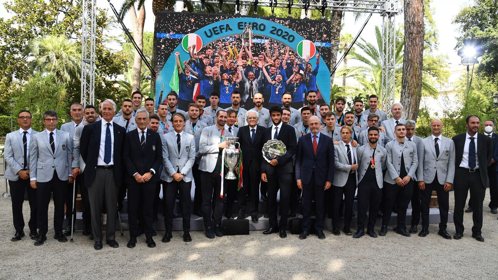 
                <strong>Der Präsident in der Mitte der Europameister</strong><br>
                Präsident Sergio Mattarella steht in der Mitte der Europameister, rechts von ihm Matteo Berrettini mit der Vize-Trophäe aus Wimbledon. Links neben dem Präsidenten posiert Chiellini mit dem EM-Pokal. Was für ein großartiger Tag für Italien!
              