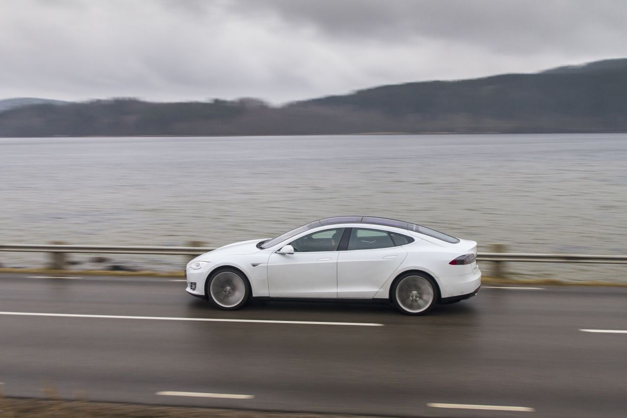 Ein moderner Tesla Model S mit seiner stromlinienförmigen Karosserie und eingelassenen Scheibenwischern hat nur noch einen cW-Wert von 0,24.