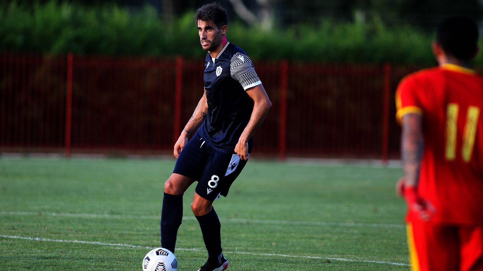 
                <strong>Javi Martinez (Qatar SC/Katar)</strong><br>
                Beim FC Bayern endete im Sommer 2021 eine Ära, nämliche jene des Javi Martinez. Der Spanier, der einst als teuerster Bundesliga-Neuzugang nach München wechselte, verließ den deutschen Rekordmeister nach neun Jahren und zahlreichen Titeln. Nach dem ablösefreien Abgang unterschrieb der 33 Jahre alte Defensivmann bei Qatar SC. Der Saisonstart in Katar ist allerdings trotz Martinez nicht so gelungen. Qatar SC steht nach vier Spielen mit nur einem Punkt am Tabellenende der Qatar Stars League.
              