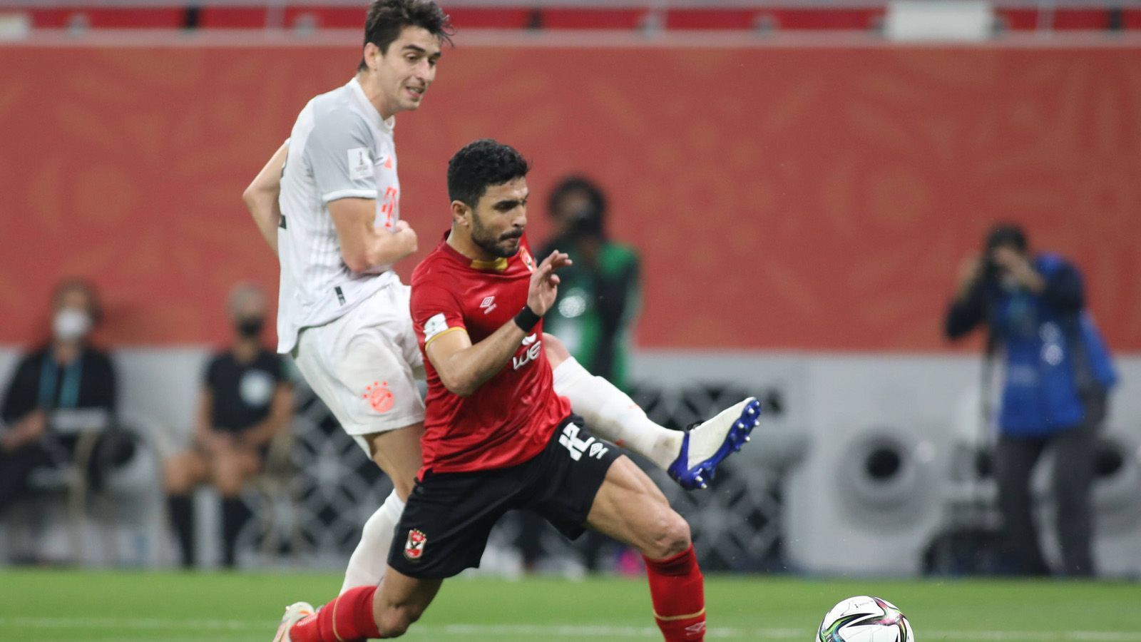 
                <strong>Marc Roca bietet sich für mehr Einsätze an</strong><br>
                Auch im fünften Startelfeinsatz von Marc Roca gewinnen die Bayern. Aber wohl in keinem Spiel agierte der 24-Jährige so stark wie gegen Al Ahly: 93 Prozent seiner Pässe brachte der Spanier an den Mann - trotz immer wieder starker Bedrängnis durch Gegenspieler. Dazu kamen zwei Torschüsse. So rechtfertigt Roca Flicks Vertrauen. Der Bayern-Coach setzte auf den Sommerneuzugang statt auf Corentin Tolisso als Vertreter des Corona-erkrankten Leon Goretzka.
              