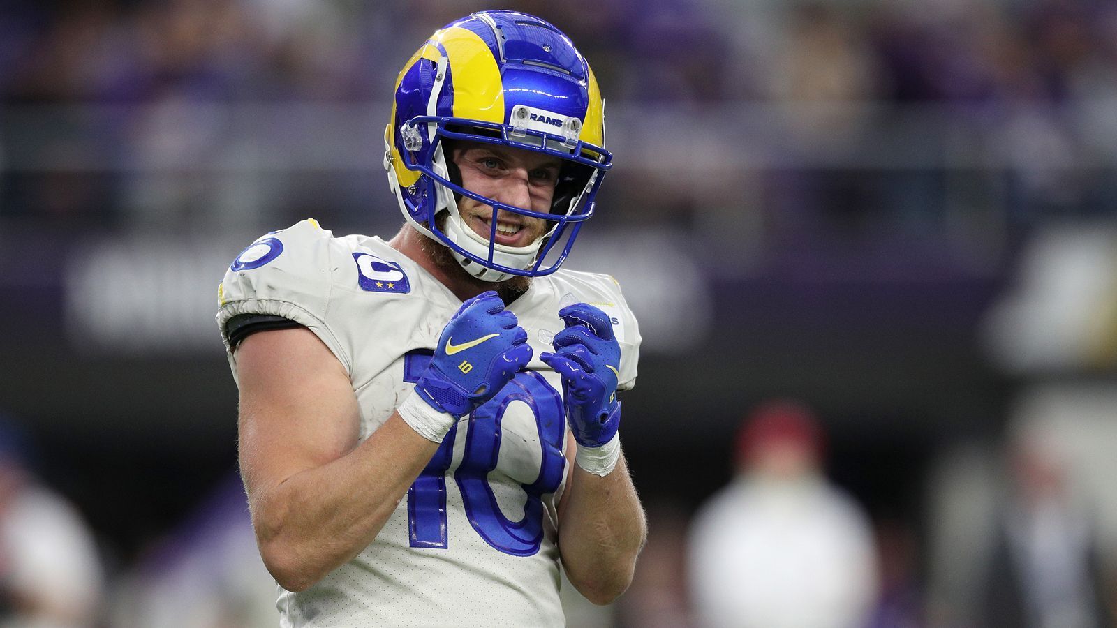 
                <strong>Cooper Kupp (Wide Receiver, Los Angeles Rams)</strong><br>
                Das gleiche gilt für Cooper Kupp. Er wurde mit einer 6,2 bewertet - ein Backup, der vielleicht mal Starter werden könnte. Nun, heute ist Kupp nicht nur Starter, sondern als einziger Receiver im MVP-Rennen. Vor seiner Wahl in der dritten Runde des Drafts 2017 hieß es, sein Route-Running würde noch Fragen aufkommen lassen, er würde zu viele Fakes und Jukes einstreuen. Es sei außerdem nicht klar, ob er als Outside Receiver funktionieren könne, im College wurde er meist im Slot eingesetzt. Kupp hat nahezu alles widerlegt. Sonst wäre er wohl kaum auf 1.947 Receiving-Yards und 16 Touchdowns gekommen. 
              