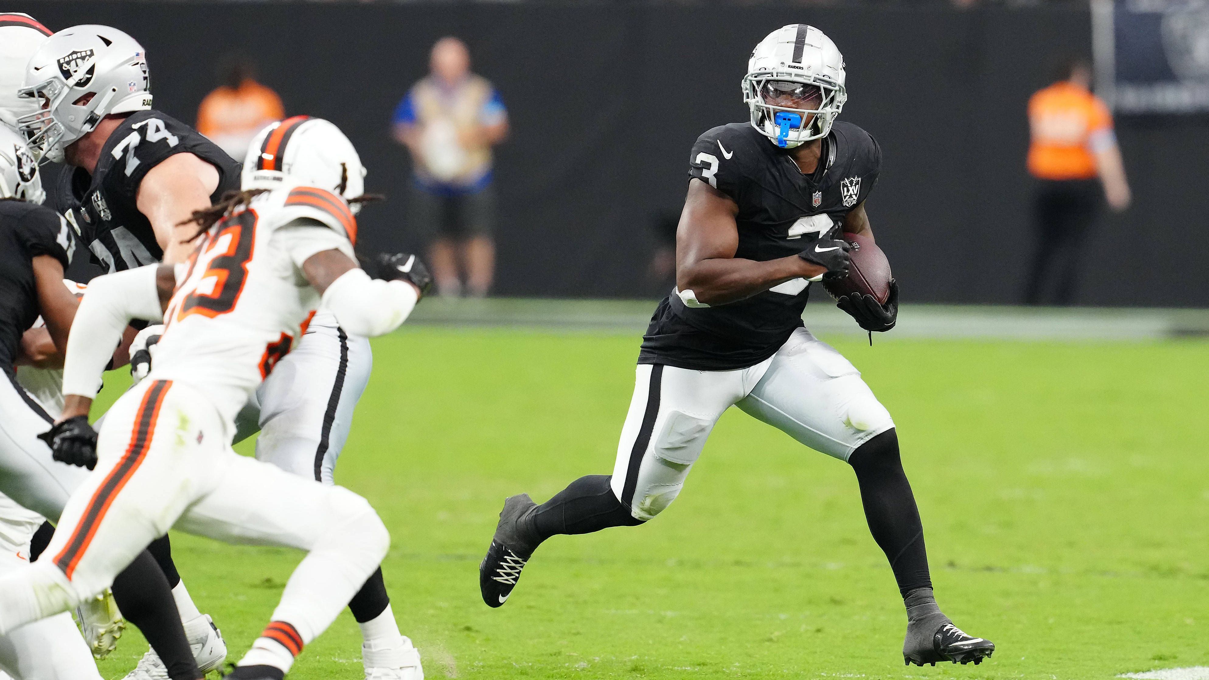 <strong>Zamir White (Las Vegas Raiders)</strong><br>Und es kommt noch schlimmer für die Offense der Raiders. Denn auch Running Back Zamir White fiel mit einer Leistenverletzung für das Spiel am Sonntag gegen die Broncos aus.