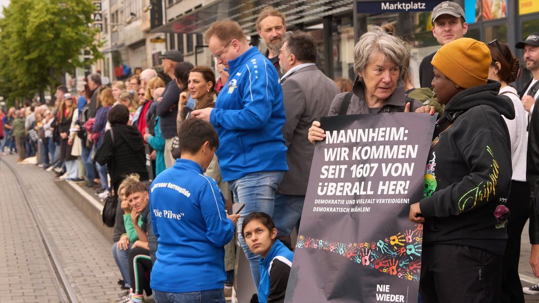 Nach der Messerattacke mit mehreren Verletzten in Mannheim demonstrieren Bürger mit Plakaten gegen Extremismus und Gewalt.