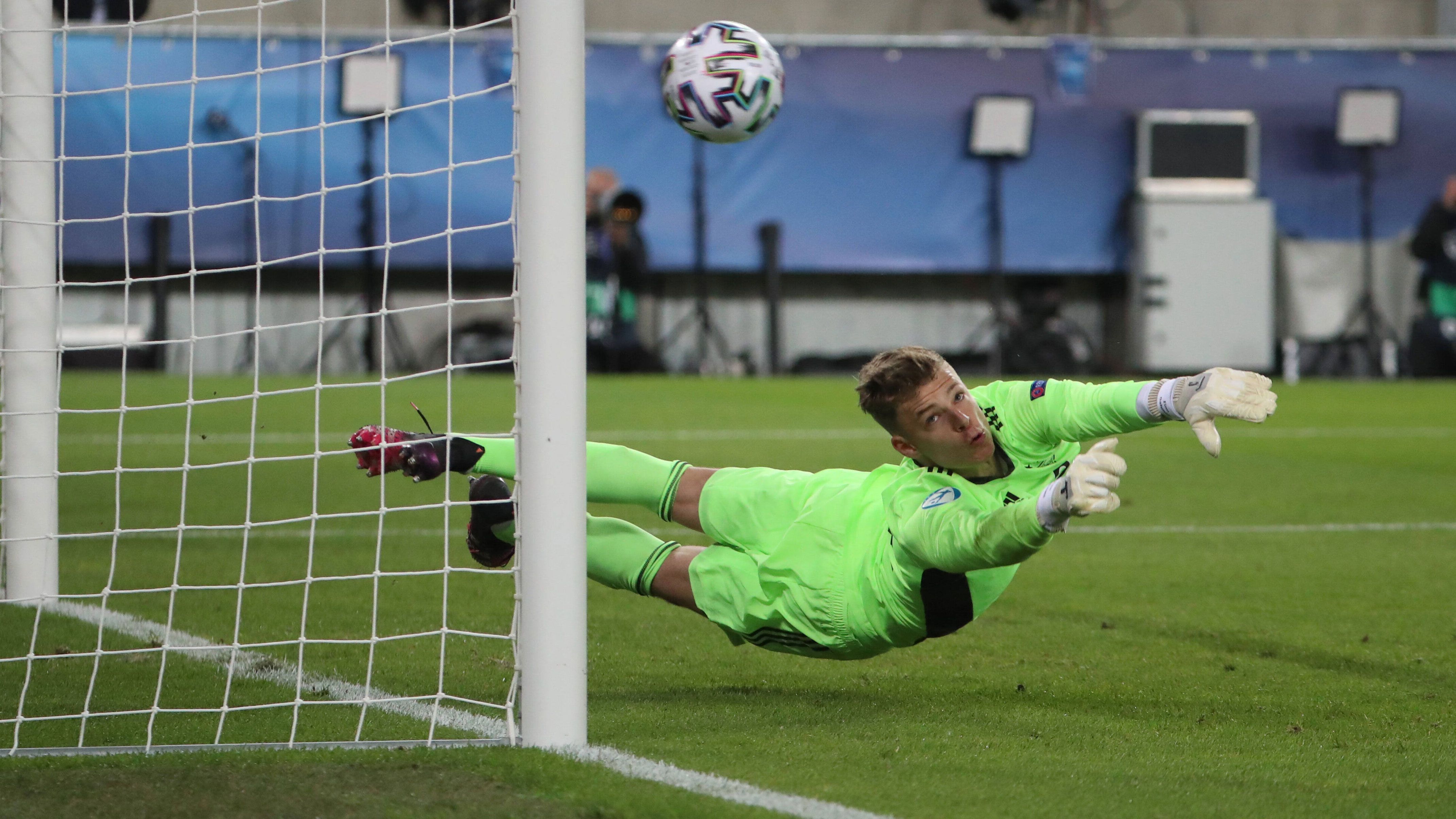 
                <strong>Finn Dahmen (1. FSV Mainz 05)</strong><br>
                Der Elfmeter-Held aus dem Halbfinale gegen die Niederlande ist seit der Jugend beim 1. FSV Mainz 05 und spielt seit der Saison 2018/2019 in der ersten Mannschaft. Sein Vertrag bei den Mainzern läuft noch bis 2023 und es gibt derzeit keine Anzeichen, dass Dahmen nach der Europameisterschaft nicht wieder dorthin zurückkehrt. Allerdings dürfte er mit seinen Leistungen im Turnier durchaus auf sich aufmerksam gemacht haben und damit einige Interessenten auf den Plan gerufen haben. In der vergangen Saison kam der 23-Jährige lediglich auf drei Einsätze in der Bundesliga.
              