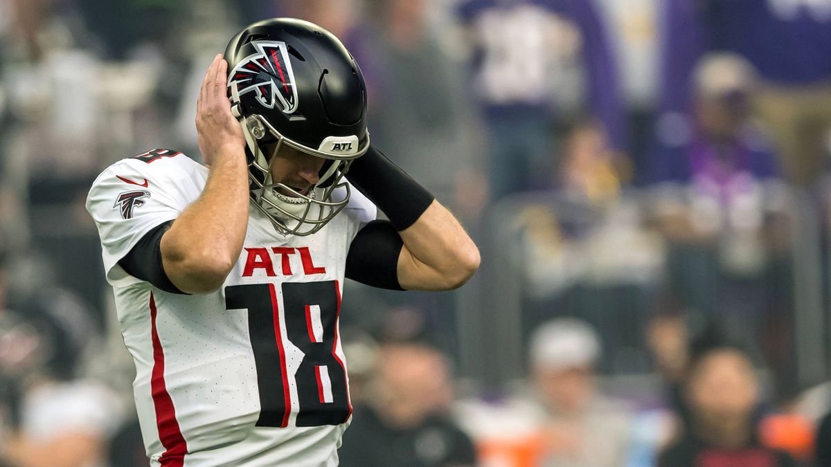 MINNEAPOLIS, MN - DECEMBER 08: Atlanta Falcons quarterback Kirk Cousins (18) covers his ears during a NFL, American Football Herren, USA game between the Minnesota Vikings and Atlanta Falcons on De...