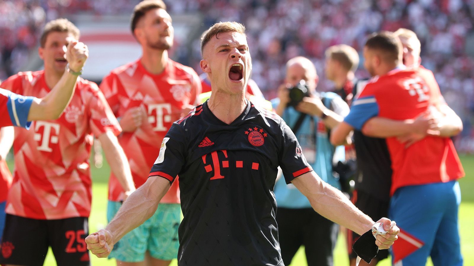 
                <strong>Kimmich jubelt</strong><br>
                Endlich mal kein Frust bei Joshua Kimmich. Gefühlt hatte der heimliche Kapitän der Bayern in den vergangenen Monaten eigentlich immer schlechte Laune. Bis heute.
              