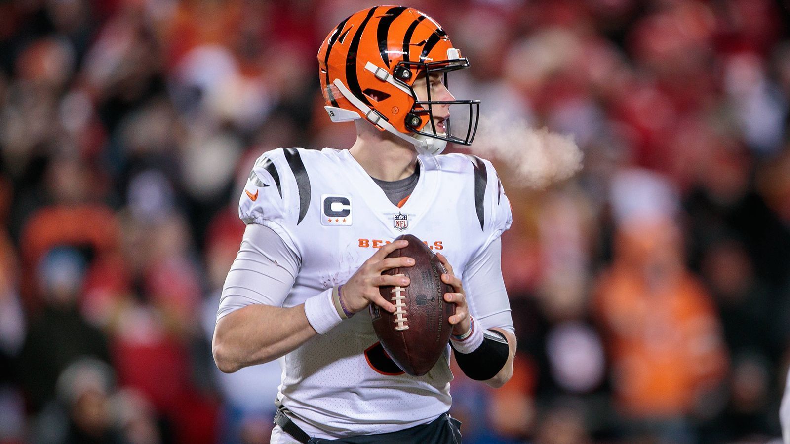 
                <strong>Joe Burrow (Cincinnati Bengals)</strong><br>
                Gleiches gilt für Joe Burrow. Der Bengals-Star verhalf der Franchise 2022 in den Super Bowl, musste sich dort allerdings nach hartem Kampf den Los Angeles Rams mit 20:23 geschlagen geben. Trotzdem ist es keine Überraschung, dass der 26-Jährige in Strouds Top fünf auftaucht.
              