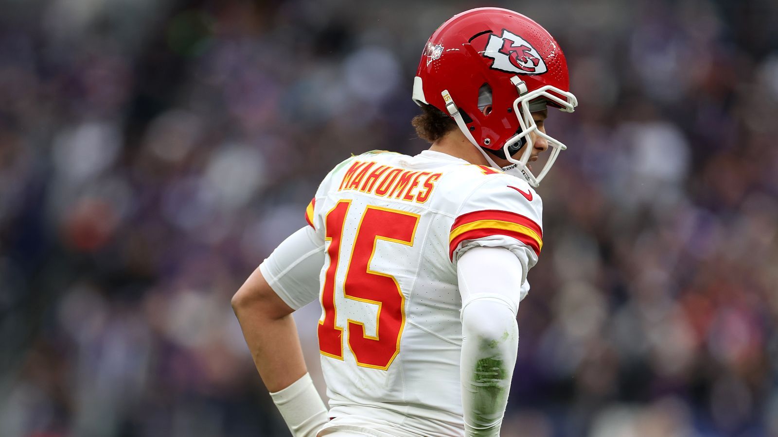 <strong>Ausgaben: Quarterback&nbsp;</strong><br><strong>Kansas City Chiefs:</strong>&nbsp;38,2 Millionen US-Dollar<br><strong>Top-Verdiener bei den Chiefs:</strong>&nbsp;Patrick Mahomes (37,1 Millionen US-Dollar)<br><strong>San Francisco 49ers:</strong>&nbsp;7,7 Millionen US-Dollar<br><strong>Top-Verdiener bei den 49ers:</strong> Sam Darnold (5,7 Millionen US-Dollar). Und das, obwohl er gar nicht spielt. Von solchen Summen ist der aktuelle Quarterback Brock Purdy noch Welten entfernt. Aktuell beläuft sich sein Vertrag auf 3,74 Millionen US-Dollar. Im aktuellen Jahr verdient er 870.000 Dollar.