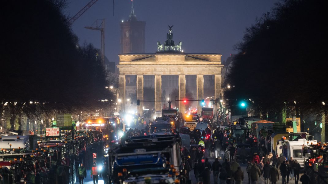 Vor der geplanten Großkundgebung der Landwirte an diesem Montag haben sich am Wochenende bereits zahlreiche Bauern mit ihren Traktoren in Berlin positioniert.