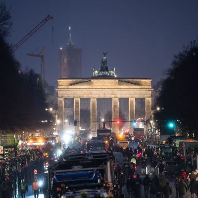 Vor der geplanten Großkundgebung der Landwirte an diesem Montag haben sich am Wochenende bereits zahlreiche Bauern mit ihren Traktoren in Berlin positioniert. 