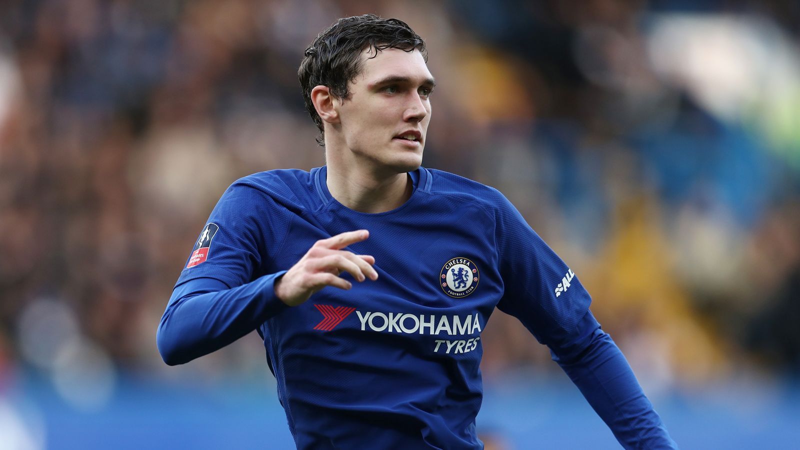 
                <strong>Illegale Zahlungen für den Vater von Andreas Christensen</strong><br>
                Der FC Chelsea sieht sich mit schweren Anschuldigungen konfrontiert. Die dänische Zeitung "Politiken" berichtet unter Berufung auf "Football Leaks", der Klub habe gegen FIFA- und Premier-League-Regeln verstoßen. Demnach stellten die Blues den Vater von Andreas Christensen zum gleichen Zeitpunkt ein, als sie den damals 16-jährigen Verteidiger unter Vertrag nahmen. Laut der Regeln ist es aber verboten, die Familienmitglieder von jungen Spielern zu bezahlen. Sten Christensen kassierte nach der Unterschrift seines Sohnes im Juli 2012 monatlich 11,400 Pfund (umgerechnet 12,880 Euro) als Scout, obwohl es laut der Zeitung keinen Beweis gebe, dass er je einen Spieler für Chelsea gescoutet hat. Insgesamt kamen so 656,640 Pfund (742,100 Euro) zusammen. Im selben Zeitraum war der Vater des ehemaligen Gladbachers zudem bereits als Torwart-Trainer des dänischen Klubs Brondy beschäftigt. Der FC Chelsea wollte die Anschuldigungen nicht kommentieren.
              