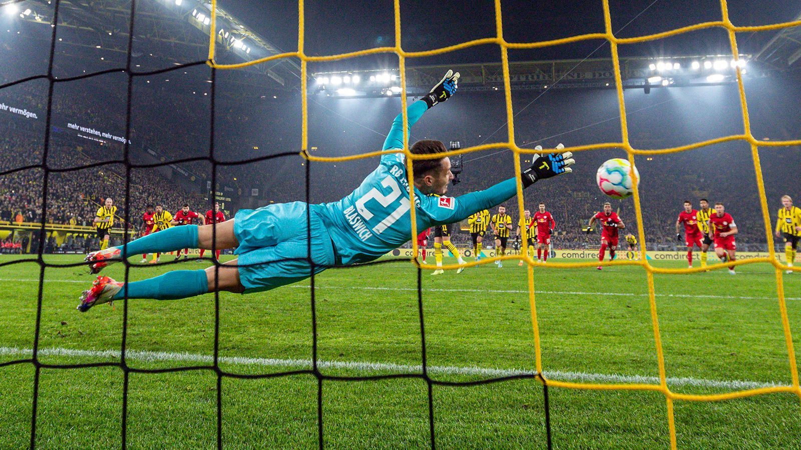 
                <strong>Janis Blaswich (RB Leipzig)</strong><br>
                Der Keeper verursacht den Elfmeter gegen Reus, ahnt bei dessen Schuss zwar die richtige Ecke, kommt aber nicht an den Ball ran. Bei Cans 0:2 ist er machtlos. Wirklich zu halten bekommt Blaswich nicht viel – bis er gegen Reus mit einer großartigen Tat das 0:3 verhindert. Gefällt auch als Libero, wenn RB das Spiel offensiv gestaltet. ran-Note: 3
              