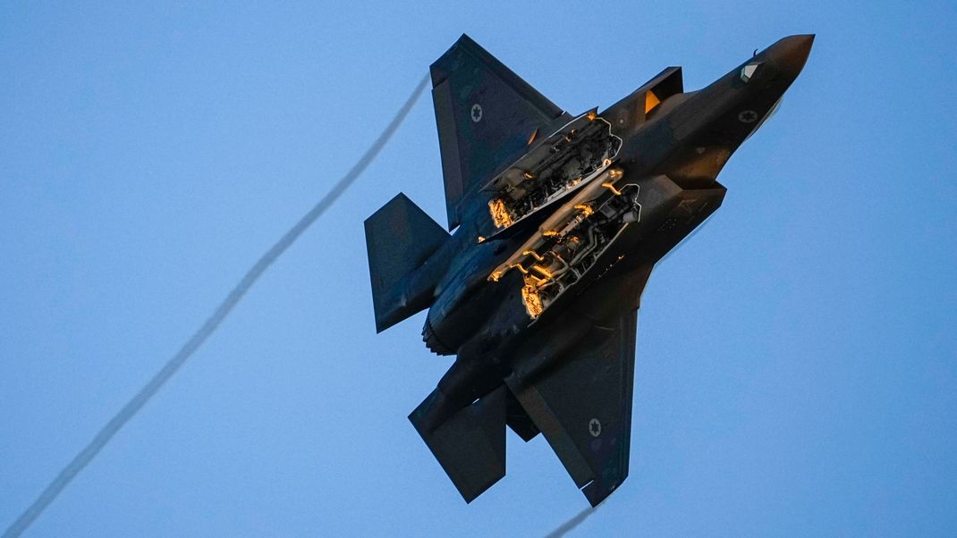 Ein F-35-Kampfflugzeug der israelischen Luftwaffe fliegt über eine Abschlussfeier für neue Piloten auf dem Luftwaffenstützpunkt Hatzerim. (Archivaufnahme)
