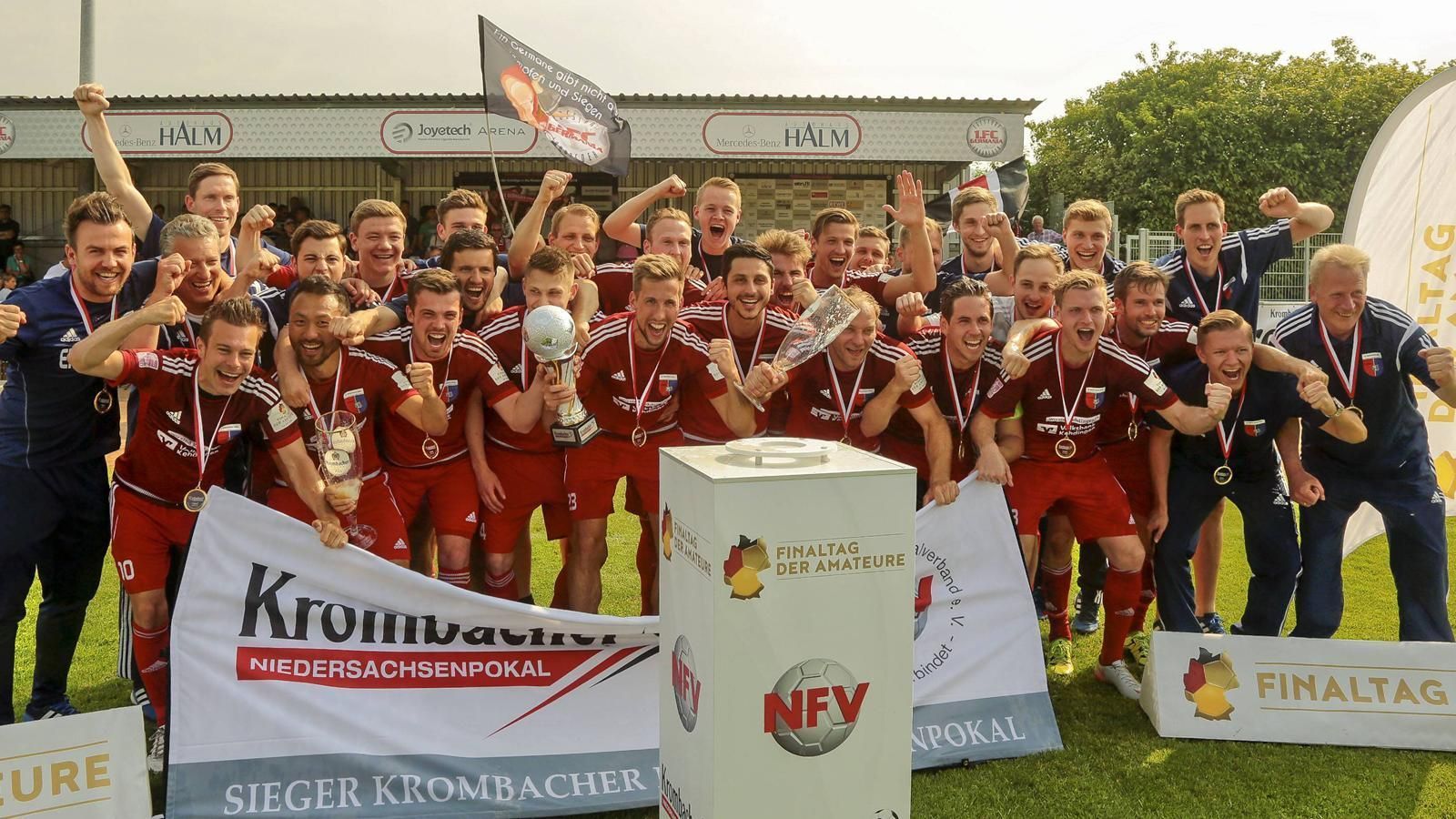 
                <strong>Größten Erfolge</strong><br>
                Seit dem Aufstieg im Jahr 2015 spielt die SV Drochtersen/Assel in der Regionalliga Nord. Im darauffolgenden Jahr gewann der Verein, 45 km nordwestlich von Hamburg liegend, mit einem 2:0 gegen den 1. FC Germania Egestorf-Langreder erstmals den Niedersachsenpokal. Im Mai 2018 wiederholten sie den Triumph dank eines 5:1-Finalsieges gegen den SSV Jeddeloh. Nach fünf Spieltagen in der laufenden Saison belegt die SV Drochtersen/Assel derzeit den zweiten Tabellenplatz.
              