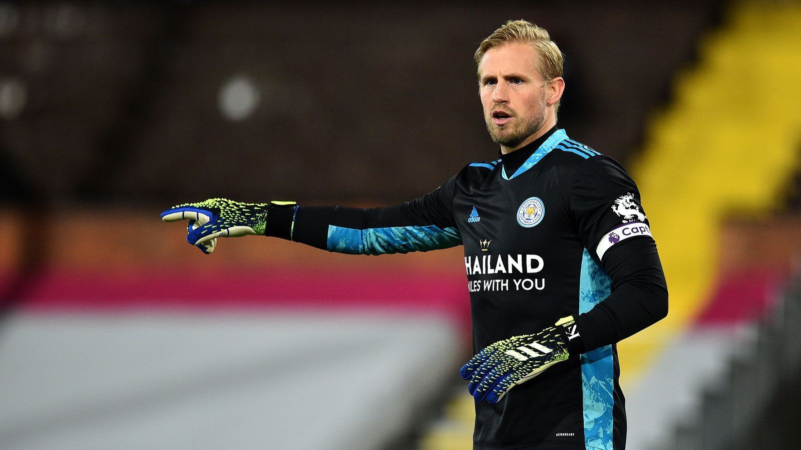 
                <strong>Torwart: Kasper Schmeichel (Leicester City)</strong><br>
                Wir haben den Verdacht, dass der dänische Nationaltorhüter der König aller Komplimente ist - warum nur?
              