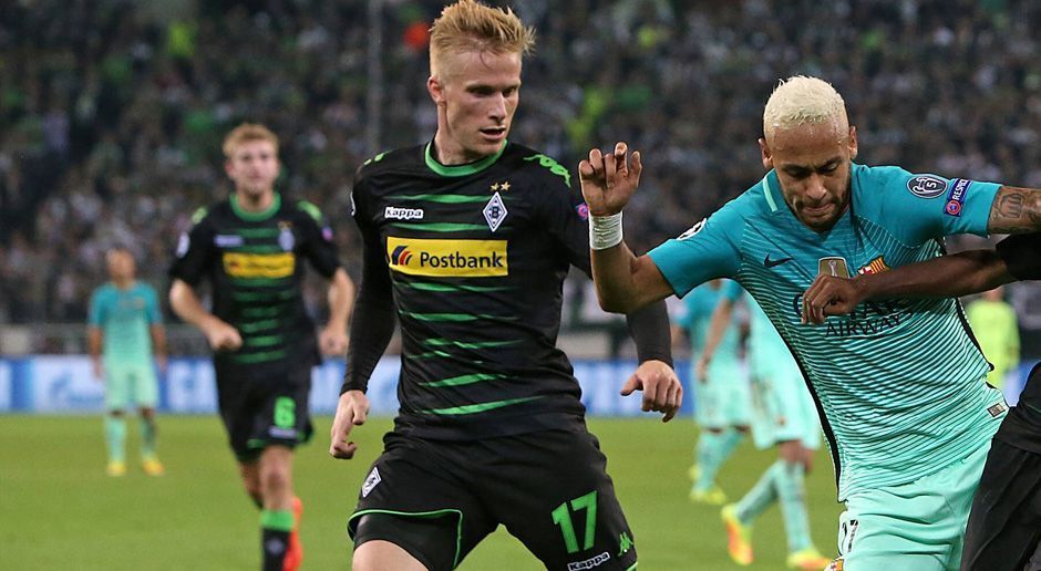 
                <strong>Oscar Wendt (Borussia Mönchengladbach)</strong><br>
                Oscar Wendt: Schuberts 3-5-2-System ist nicht unbedingt die favorisierte Spielausrichtung von Wendt. Gegen Barca war er insbesondere defensiv gefordert. Hob beim 1:1 das Abseits auf und ließ Turan ziehen. Offensiv ging beim Schweden auch wenig. ran-Note: 5
              