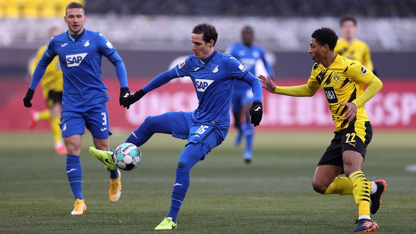 
                <strong>Jude Bellingham</strong><br>
                Hat die große Chance auf die 2:0-Führung, bleibt dann aber an der TSG-Verteidigung hängen. Davor immer wieder bemüht, offensive Akzente zu setzen. Defensiv lässt der junge Engländer Nebenmann Delaney einige Male alleine. In der zweiten Hälfte kaum noch zu sehen, bevor er nach 70 Minuten für Nico Schulz weichen muss. ran-Note: 4
              