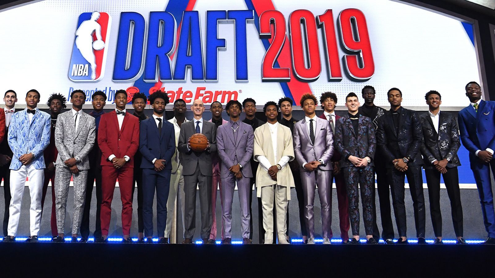 
                <strong>Die ersten zehn Picks im NBA Draft 2019</strong><br>
                In der Nacht auf den 21. Juni ging in New York City die erste Runde des NBA Draft 2019 über die Bühne. Commissioner Adam Silver schüttelte die Hände angehender Basketball-Stars. ran.de zeigt die ersten zehn Picks.
              