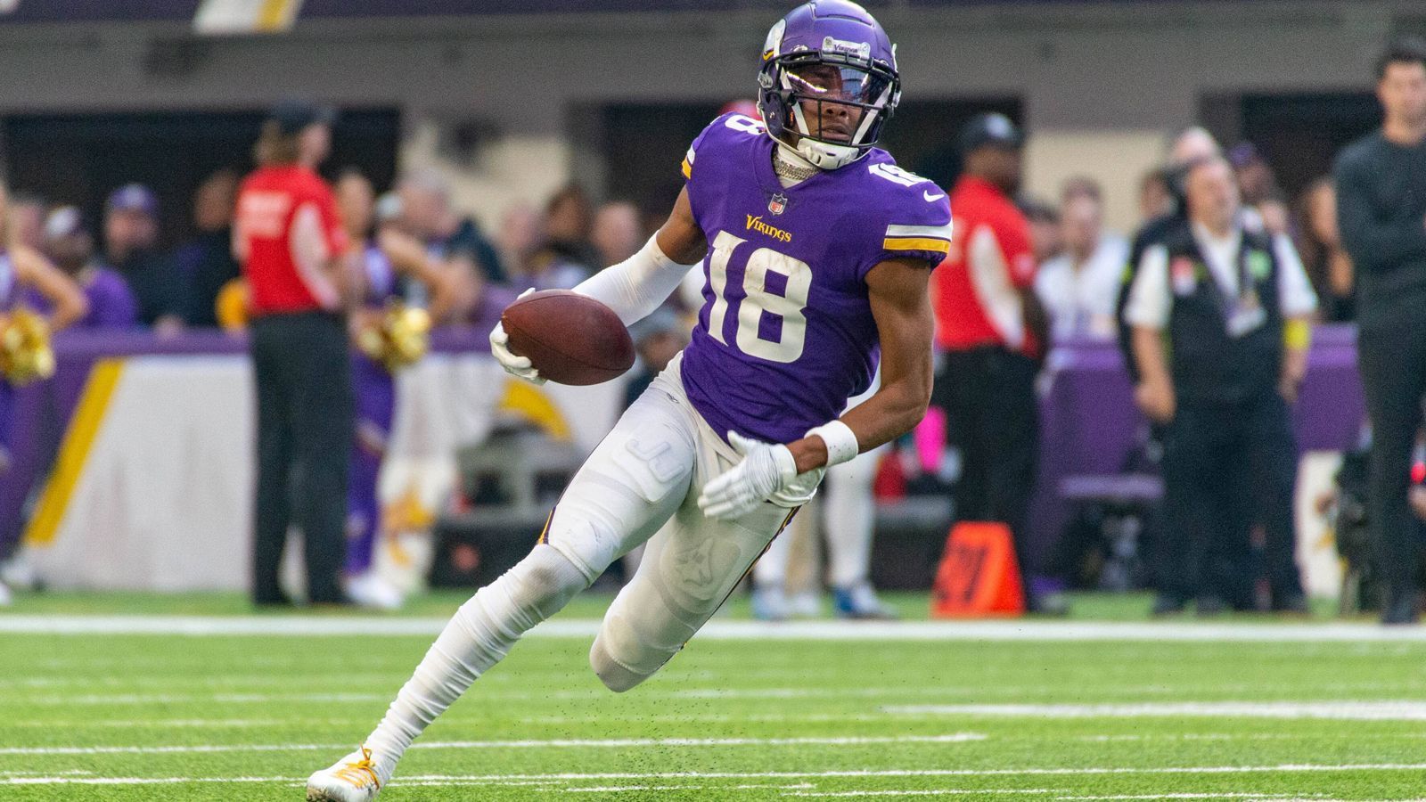 
                <strong>Platz 7: Justin Jefferson </strong><br>
                &#x2022; Wide Receiver, Minnesota Vikings<br>
              