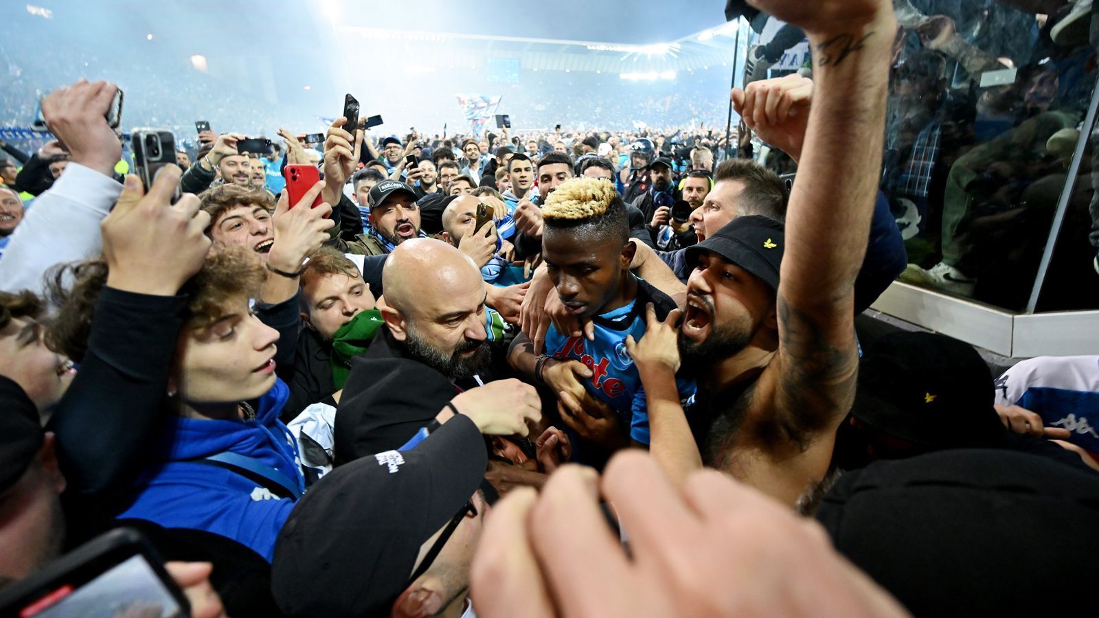 
                <strong>Den Stars ganz nahe sein</strong><br>
                Viele der in Udine auf das Feld gestürmten Neapel-Fans machten regelrecht "Jagd" auf ihre Vorbilder, um mit ihnen den Moment des Triumphs gemeinsam zu feiern. Besonders begehrt für Erinnerungs-Selfies: Torjäger Victor Osimhen. 
              