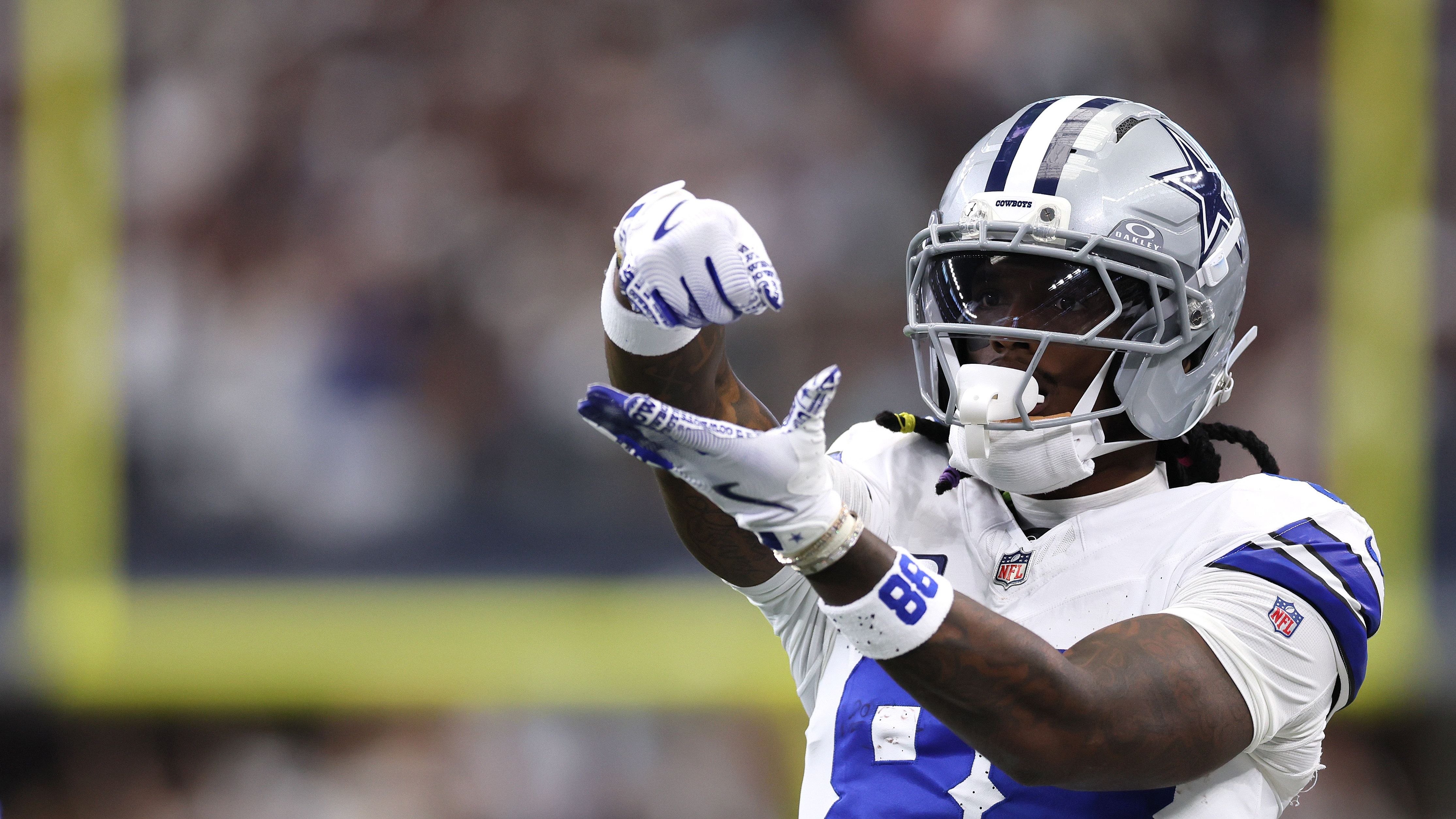 <strong>CeeDee Lamb (Dallas Cowboys)</strong><br>Zwar lief es ohne den verletzten CeeDee Lamb offensiv für die Dallas Cowboys gut, dennoch freut sich ganz Texas auf die Rückkehr des Star-Receiver, der sich am 3. Spieltag am Sprunggelenk verletzt hatte. Lamb trainierte zwar bisher nur eingeschränkt, allerdings sagte Quarterback Dak Prescott bereits auf einer Medienrunde, dass Lamb gegen die Washington Commanders zurückkehren wird.