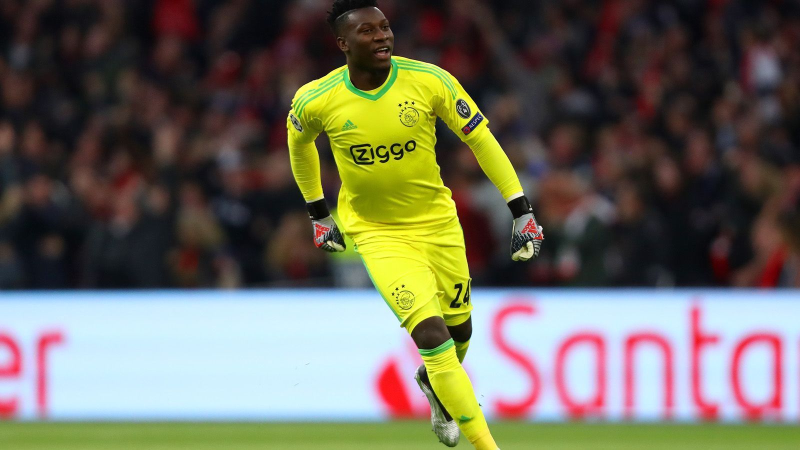 
                <strong>Andre Onana (Ajax Amsterdam)</strong><br>
                Hat bei Tottenhams Pfostentreffer in der Anfangsphase etwas Glück. Ist in der Drangphase der Londoner bei den Schüssen von Son und Eriksen aber zur Stelle. Teils riskante Flachpässe bei der Spieleröffnung. Kann sich bei Allis halbhoher Direktabnahme in der 51. auszeichnen. Bekommt den Ball beim 2:2 unglücklich von Mitspieler Schöne aus den Händen gespitzelt, zuvor stark gegen Llorente. ran-Note: 2
              