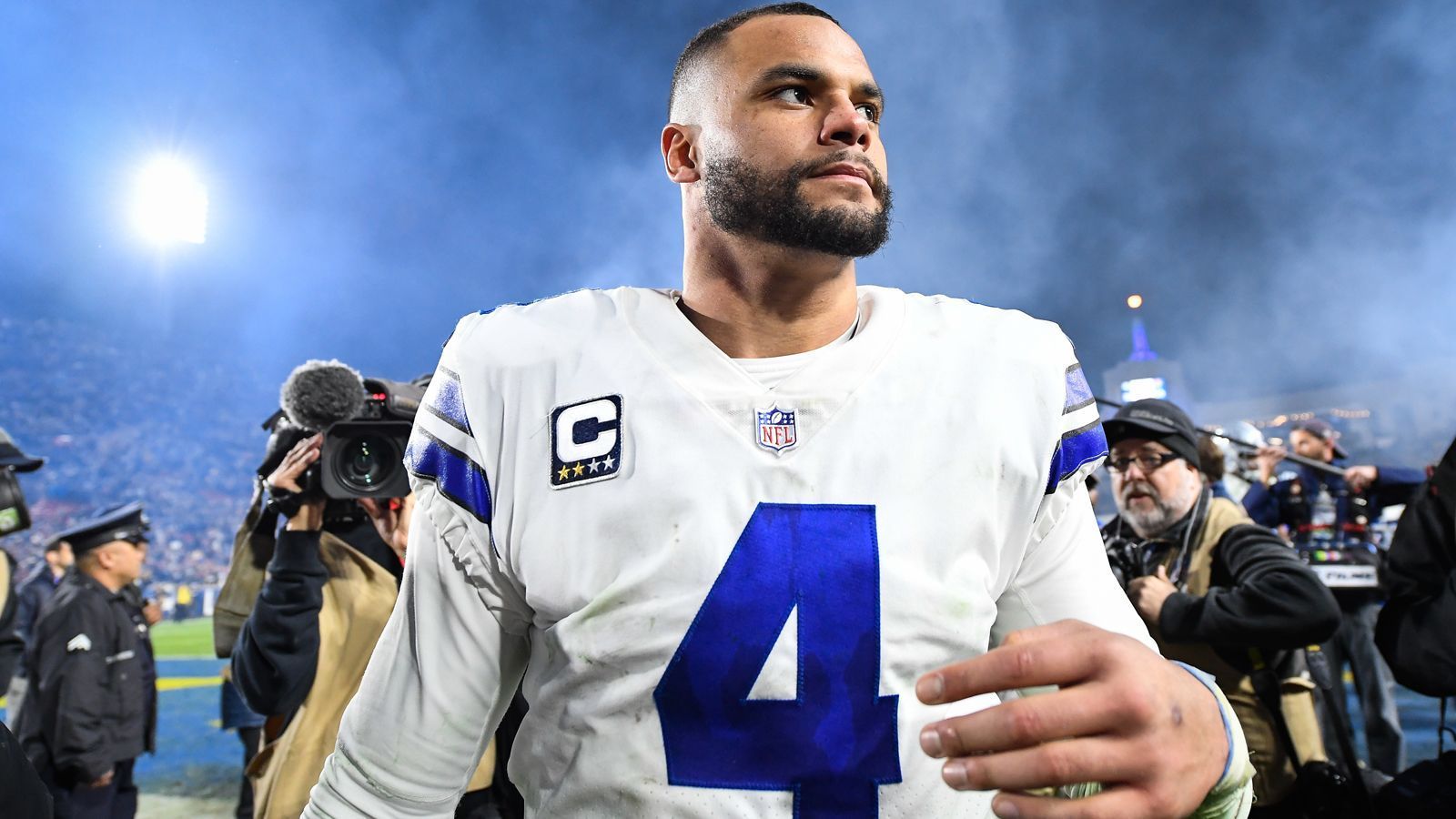 
                <strong>Warum Dak Prescott auf einmal 4,6 Millionen mehr verdient</strong><br>
                Mit dem teureren Franchise Tag verbessert sich auch Prescotts Verhandlungsposition um einen langfristigen Vertrag bei den Cowboys. Sollten die sich 2021 erneut auf einen Franchise Tag mit Prescott einlassen wollen, müssten sie noch einmal 20 Prozent mehr Gehalt drauflegen. Das wären dann knapp 37,7 Millionen Dollar, mit denen Prescott direkt auf den Cap Space schlagen würde. Ein teures Vergnügen.
              