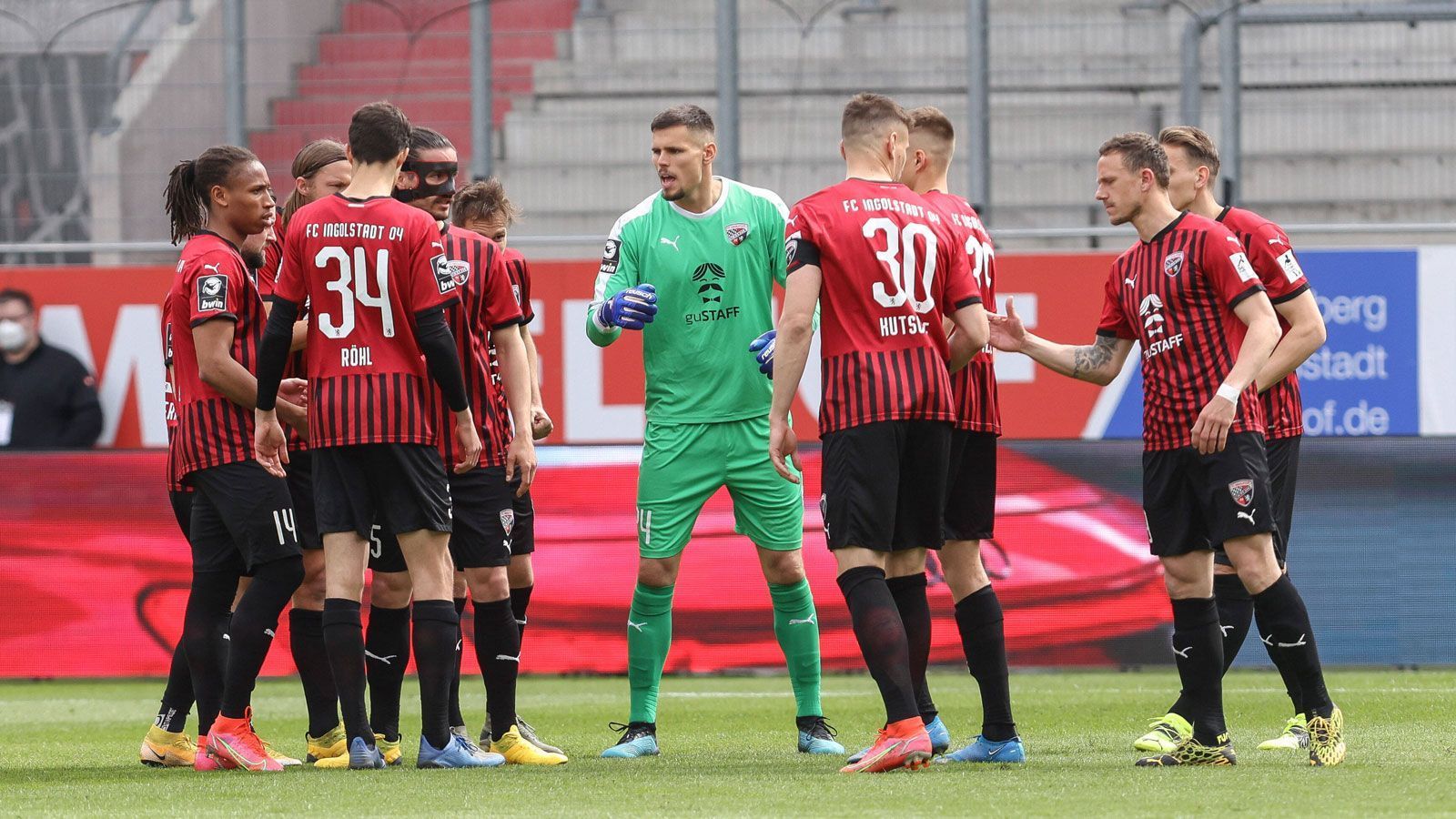 
                <strong>3. Platz: FC Ingolstadt 04 (59 Punkte)</strong><br>
                Zum großen Nachteil im Aufstiegskampf könnte die schwache Tordifferenz (+9) der Ingolstädter werden. In den Vergleichen mit Rostock (+17), Dresden (+25) und 1860 München (+31) zieht die Oral-Elf den Kürzeren, zudem mangelt es in der laufenden Runde an Konstanz - spätestens nach fünf Spielen ohne Niederlage gab es eine Pleite. Darüber hinaus spricht auch die Formkurve nicht für die Ingolstädter, aus den vergangenen drei Partien sammelte der Klub nur zwei magere Zähler. Dicker Pluspunkt: Mit den Duellen gegen Hansa Rostock und 1860 München warten noch zwei "Sechs-Punkte-Spiele" auf Kapitän Stefan Kutschke und Co., in denen große Schritte Richtung Zweitliga-Rückkehr gemacht werden können.
              