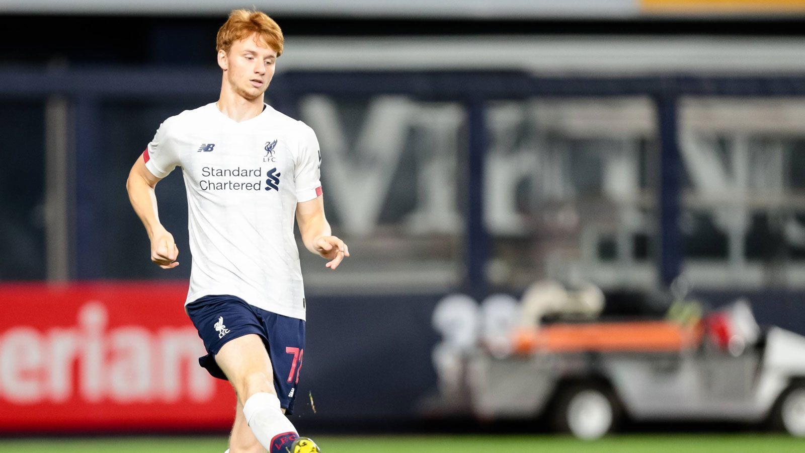 
                <strong>Sepp van den Berg (17/Abwehr)</strong><br>
                Der Niederländer war die erste Neuverpflichtung des FC Liverpool in der aktuellen Transferperiode. Für knapp zwei Millionen holten die Reds den 17-Jährigen vom holländischen Erstligisten PEC Zwolle - und stachen dabei auch den FC Bayern aus. Die Münchner versuchten bis zuletzt den Wechsel des Youngsters nach Liverpool zu torpedieren. So sollen die Bayern van den Berg mit Anrufen bombardiert haben, als dieser bereits den Medizincheck in Melwood absolvierte.
              