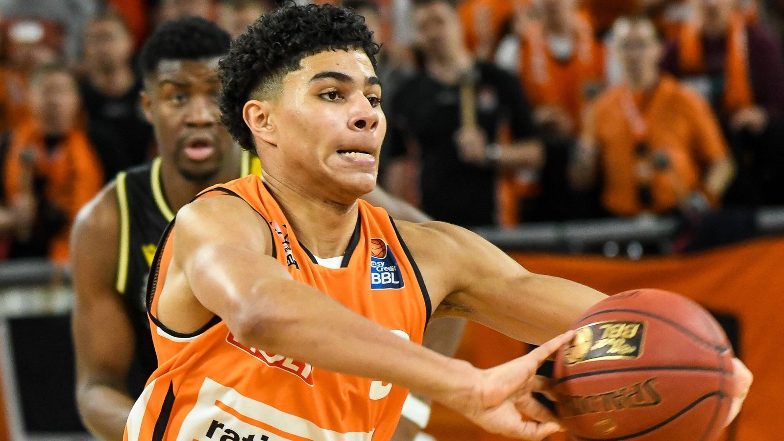 
                <strong>7. Pick - Detroit Pistons: Killian Hayes, PG</strong><br>
                Auch ein BBL-Profi hat es unter die ersten zehn Picks geschafft: Killian Hayes ging in der vergangenen Spielzeit für Ratiopharm Ulm auf Korbjagd. Der Point Guard ist ein guter Werfer von der Dreierlinie und kommt dank seiner Finesse auch immer wieder am Korb zum Abschluss. Hayes, der in den USA geboren wurde, aber für die französische Nationalmannschaft aufläuft, verfügt über eine gute Übersicht und versteht es, seine Spieler in Szene zu setzen. Er ist allerdings kein überragender Athlet, von daher wird es spannend zu sehen sein, wie er mit dem höheren Tempo in der NBA zurechtkommt. 
              